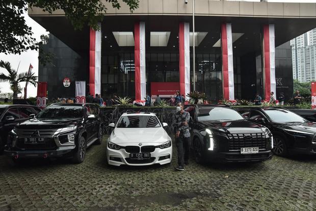 Sejumlah mobil milik Wakil Menteri Ketenagakerjaan Immanuel Ebenezer yang disita KPK diparkir di depan Gedung Merah Putih KPK, Jakarta Selatan, Kamis (21/8/2025). Komisi Pemberantasan Korupsi (KPK) menyita 22 kendaraan milik Immanuel Ebenezer terdiri dari 15 mobil dan tujuh sepeda motor terkait operasi tangkap tangan (OTT).