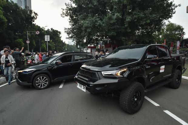 Sejumlah mobil milik Wakil Menteri Ketenagakerjaan Immanuel Ebenezer yang disita KPK akan diparkirkan di depan Gedung Merah Putih KPK, Jakarta Selatan, Kamis (21/8/2025). Komisi Pemberantasan Korupsi (KPK) menyita 22 kendaraan milik Immanuel Ebenezer terdiri dari 15 mobil dan tujuh sepeda motor terkait operasi tangkap tangan (OTT).