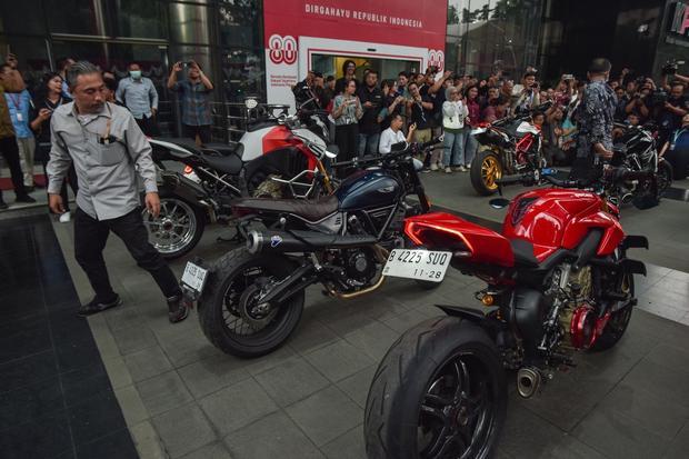 Petugas mengamati sepeda motor milik Wakil Menteri Ketenagakerjaan Immanuel Ebenezer yang disita KPK di Gedung Merah Putih KPK, Jakarta Selatan, Kamis (21/8/2025). Komisi Pemberantasan Korupsi (KPK) menyita 22 kendaraan milik Immanuel Ebenezer terdiri dari 15 mobil dan tujuh sepeda motor terkait operasi tangkap tangan (OTT).