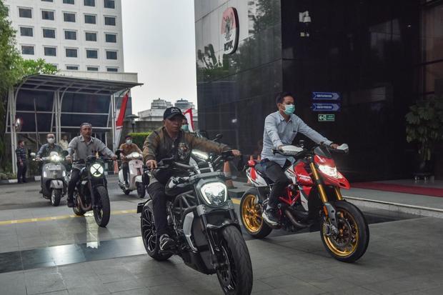 Petugas mengendarai sepeda motor milik Wakil Menteri Ketenagakerjaan Immanuel Ebenezer yang disita KPK di Jakarta Selatan, Kamis (21/8/2025). Komisi Pemberantasan Korupsi (KPK) menyita 22 kendaraan milik Immanuel Ebenezer terdiri dari 15 mobil dan tujuh sepeda motor terkait operasi tangkap tangan (OTT).