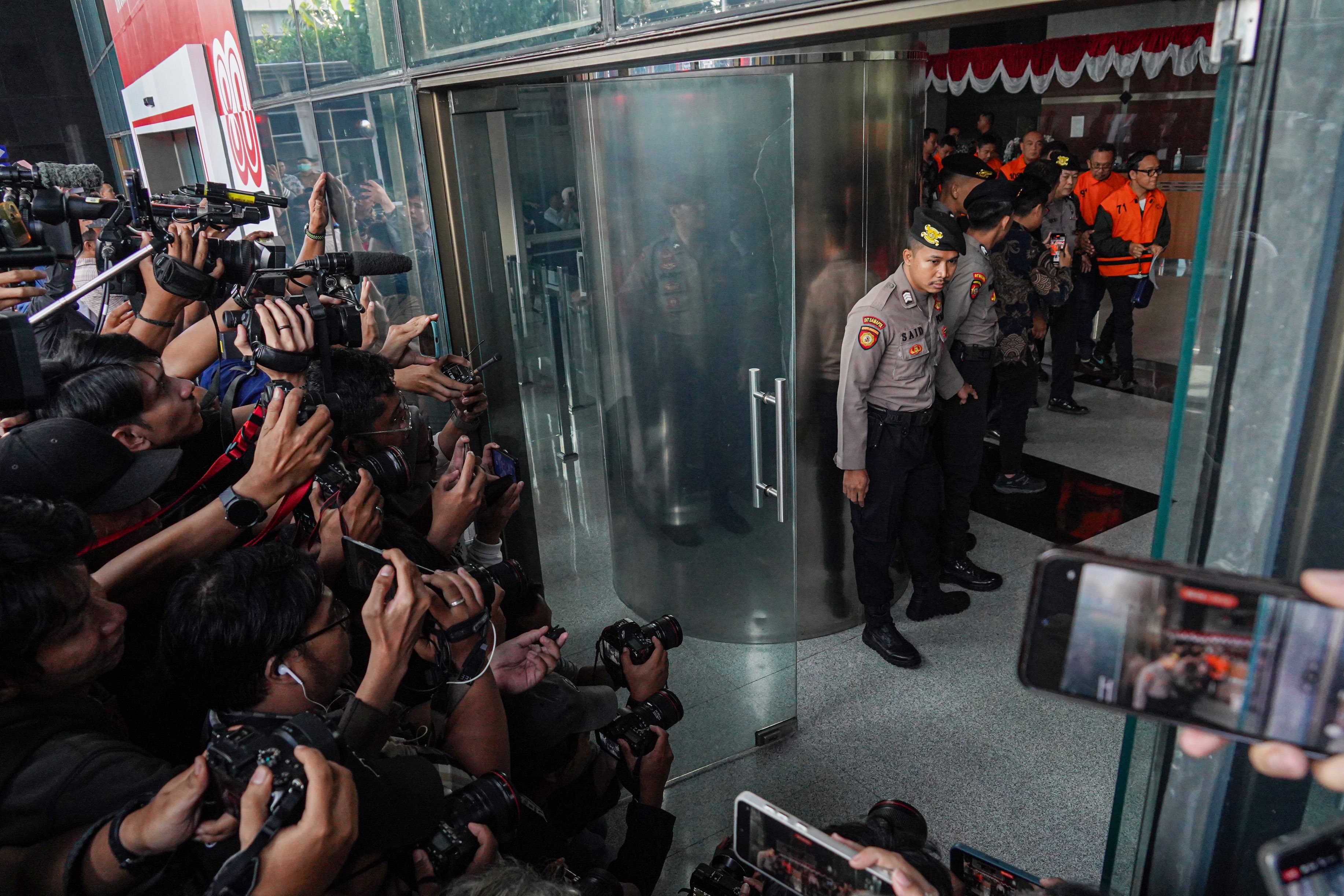 Wakil Menteri Ketenagakerjaan (Wamenaker), Immanuel Ebenezer (kanan) bersama sejumlah tersangka lainnya berjalan menuju mobil tahanan di Gedung Merah Putih KPK, Jakarta, Jumat (22/8/2025). KPK menetapkan Wamenaker Immanuel Ebenezer dan 10 orang lainnya sebagai tersangka dalam kasus dugaan tindak pidana korupsi berupa pemerasan dalam pengurusan sertifikat keselamatan dan kesehatan kerja (K3) di Kementerian Ketenagakerjaan. 
