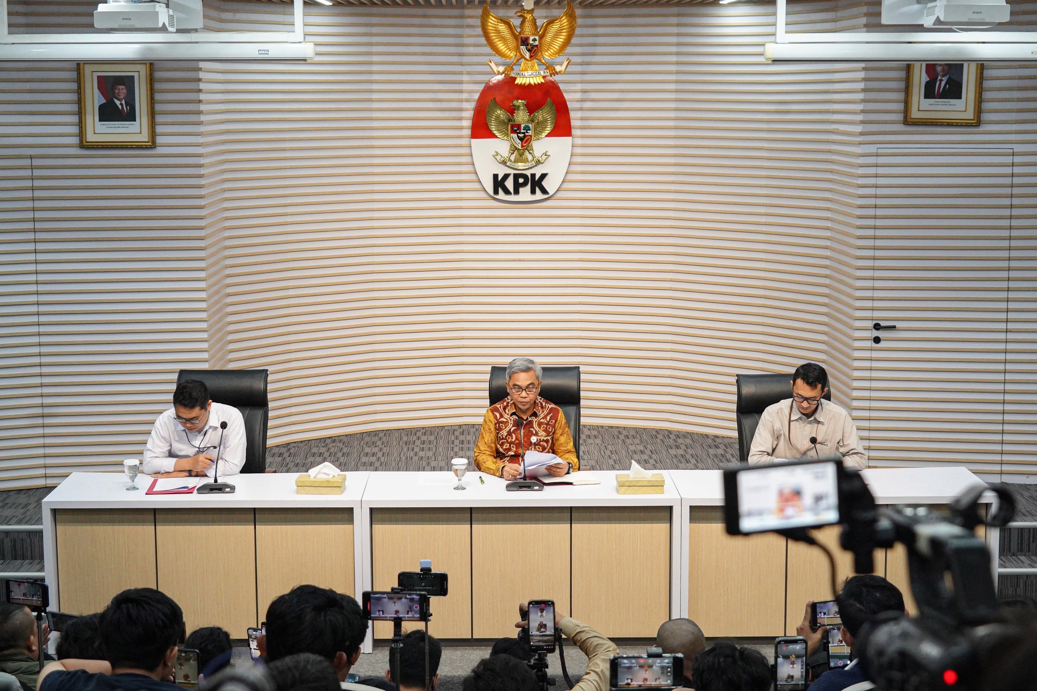 Ketua KPK Setyo Budiyanto (tengah) menyampaikan keterangan terkait kasus dugaan tindak pidana korupsi pemerasan dalam pengurusan sertifikat keselamatan dan kesehatan kerja (K3) di Gedung Merah Putih KPK, Jakarta, Jumat (22/8/2025). KPK menetapkan Wamenaker Immanuel Ebenezer dan 10 orang lainnya sebagai tersangka dalam kasus dugaan tindak pidana korupsi berupa pemerasan dalam pengurusan sertifikat keselamatan dan kesehatan kerja (K3) di Kementerian Ketenagakerjaan. 