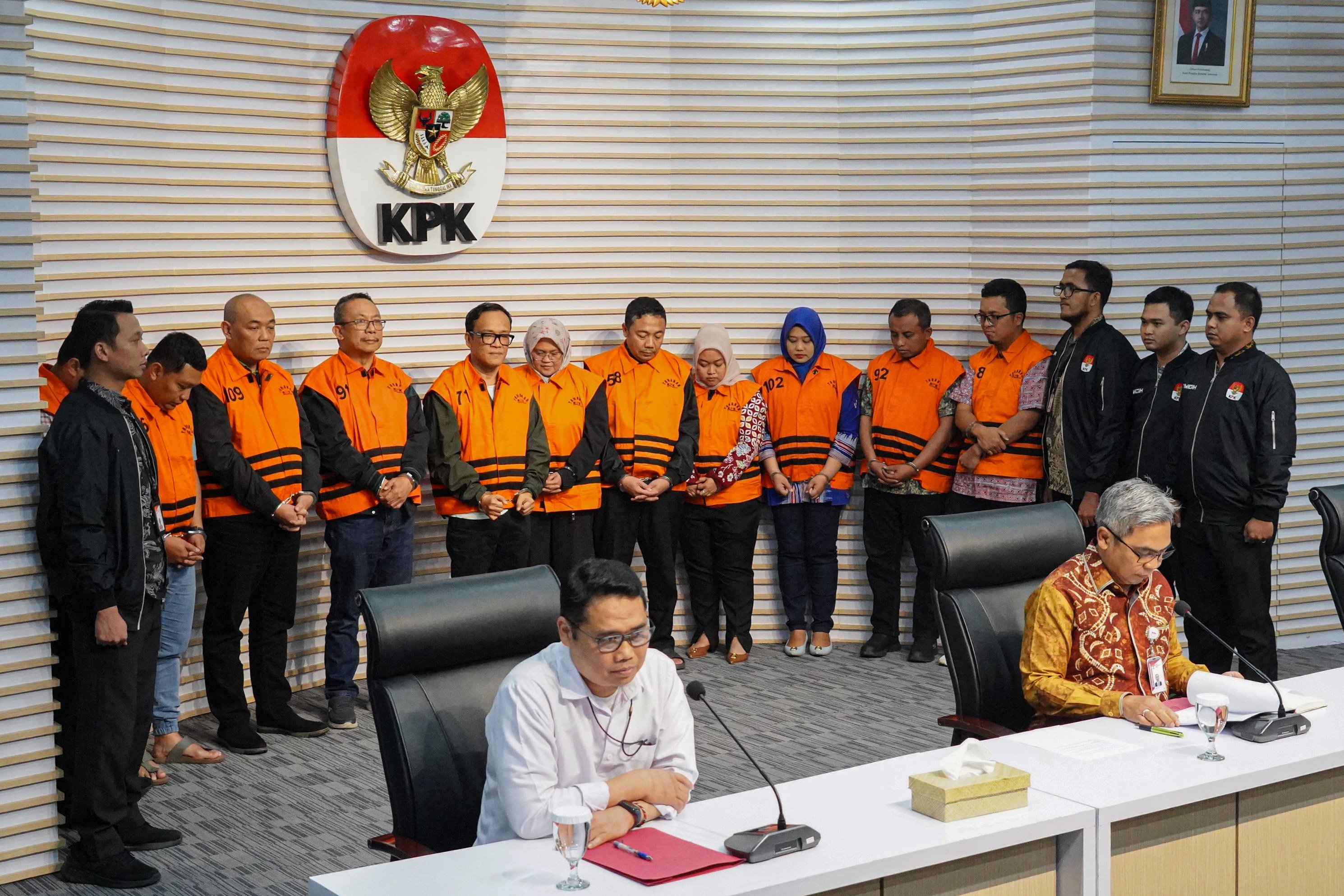 Tersangka kasus dugaan tindak pidana korupsi pemerasan pengurusan sertifikat keselamatan dan kesehatan kerja (K3) yang dihadirkan saat konferensi pers di Gedung Merah Putih KPK, Jakarta, Jumat (22/8/2025). KPK menetapkan Wamenaker Immanuel Ebenezer dan 10 orang lainnya sebagai tersangka dalam kasus dugaan tindak pidana korupsi berupa pemerasan dalam pengurusan sertifikat keselamatan dan kesehatan kerja (K3) di Kementerian Ketenagakerjaan. 