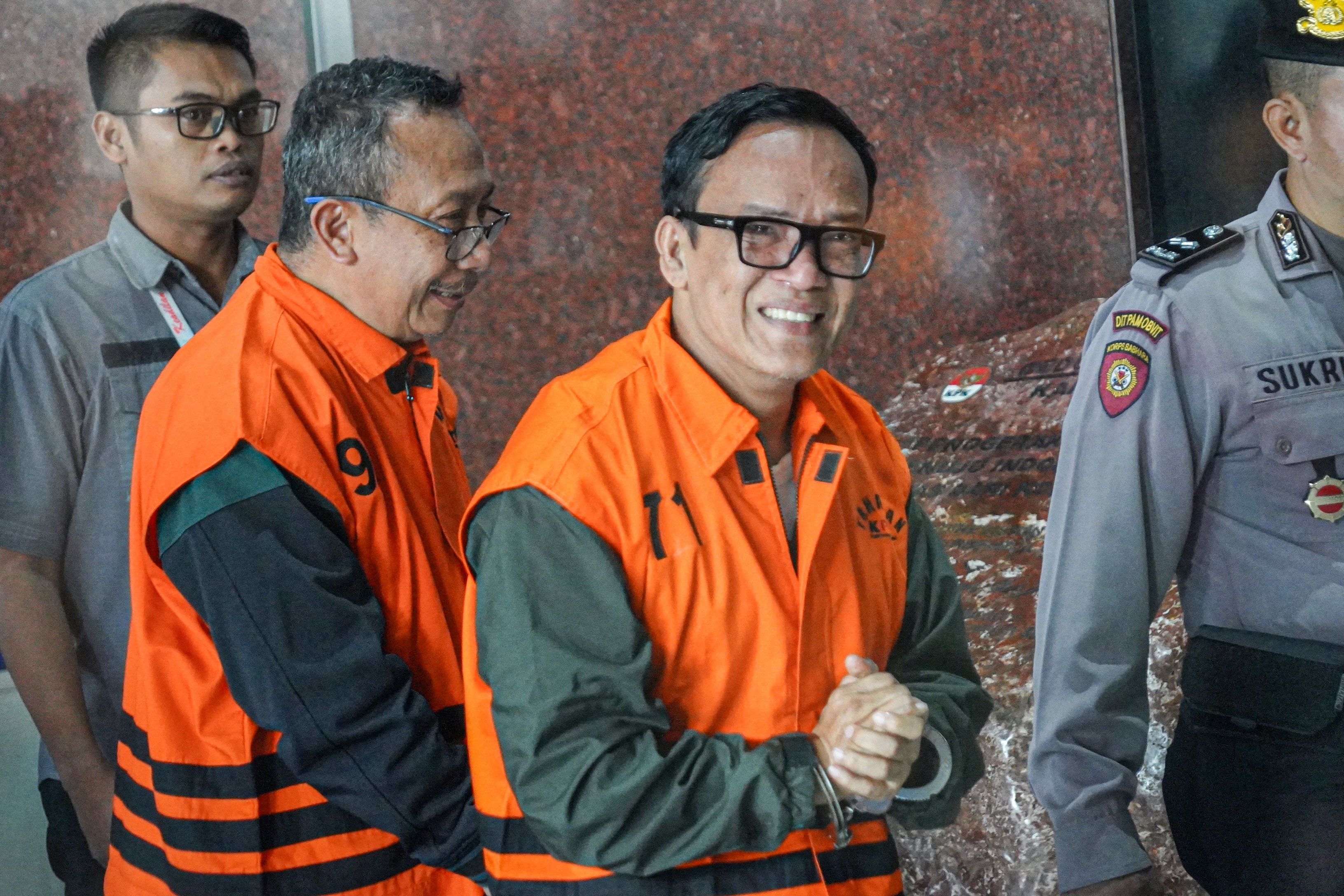Wakil Menteri Ketenagakerjaan (Wamenaker), Immanuel Ebenezer (kanan) bersama sejumlah tersangka lainnya berjalan menuju ruang konferensi pers di Gedung Merah Putih KPK, Jakarta, Jumat (22/8/2025). KPK menetapkan Wamenaker Immanuel Ebenezer dan 10 orang lainnya sebagai tersangka dalam kasus dugaan tindak pidana korupsi berupa pemerasan dalam pengurusan sertifikat keselamatan dan kesehatan kerja (K3) di Kementerian Ketenagakerjaan. 