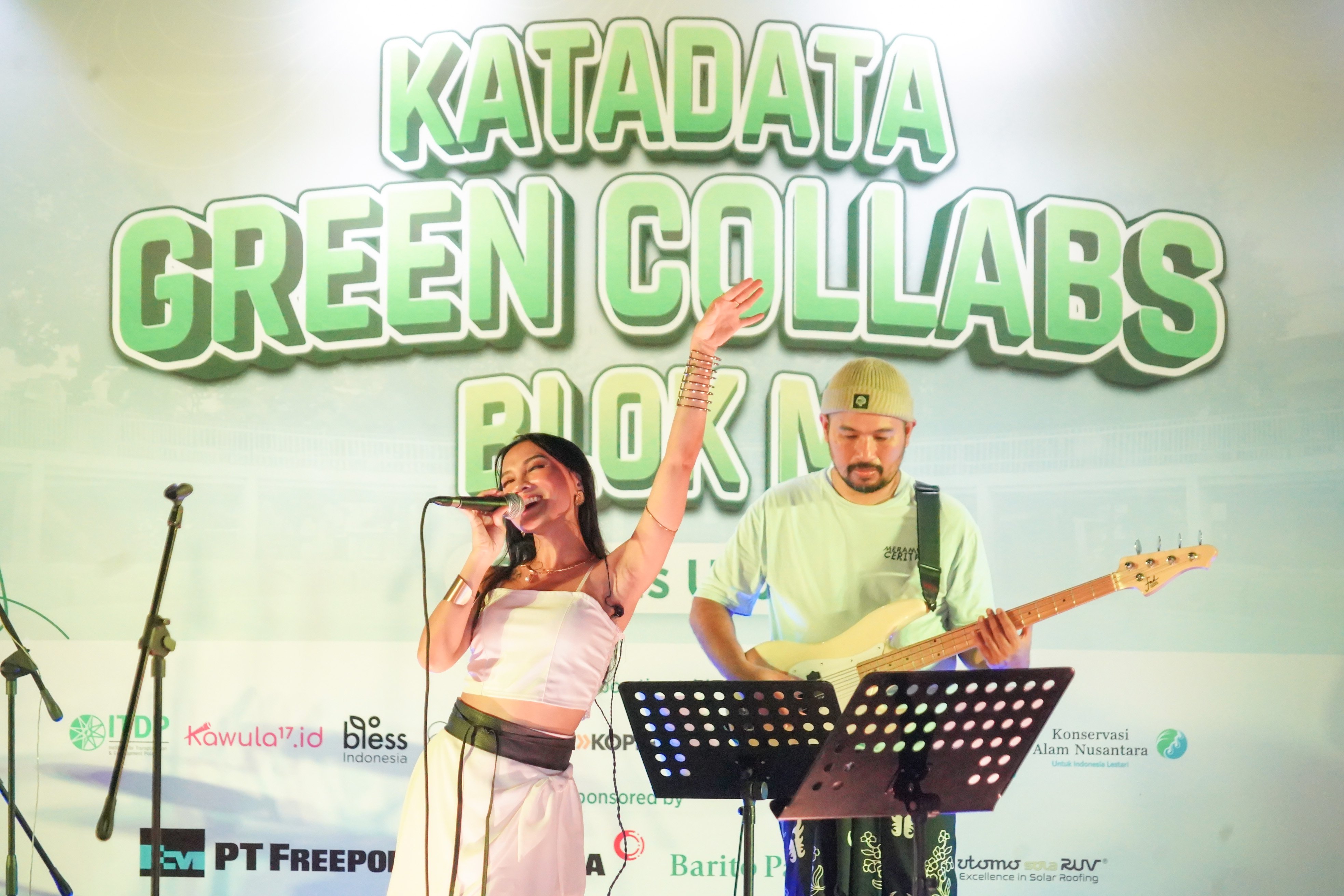 Penyanyi Asteriska tampil pada acara Katadata Green Collabs Blok M: Selaras Urban 2025 di Taman Literasi Martha Christina Tiahahu, Blok M, Jakarta, Sabtu (23/8/2025). Acara yang digelar sebagai wadah kolaborasi untuk menciptakan keselarasan antara alam, kota, serta kehidupan manusia ini diisi oleh berbagai aktivitas mulai dari sesi diskusi, zona ekspresi, zona healing, zona alam hingga zona musik.