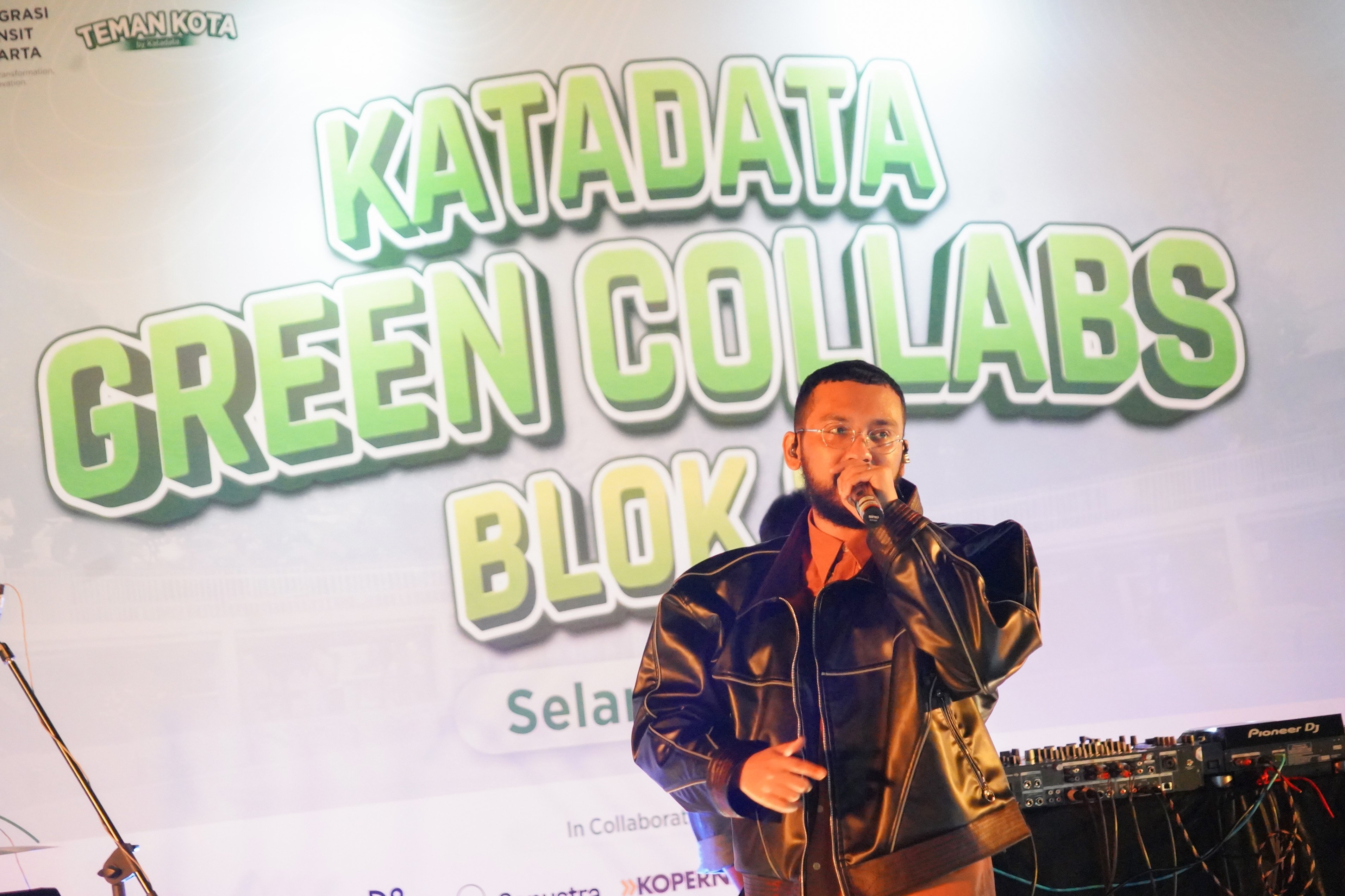 Penyanyi Matter Mos tampil pada acara Katadata Green Collabs Blok M: Selaras Urban 2025 di Taman Literasi Martha Christina Tiahahu, Blok M, Jakarta, Sabtu (23/8/2025). Acara yang digelar sebagai wadah kolaborasi untuk menciptakan keselarasan antara alam, kota, serta kehidupan manusia ini diisi oleh berbagai aktivitas mulai dari sesi diskusi, zona ekspresi, zona healing, zona alam hingga zona musik.