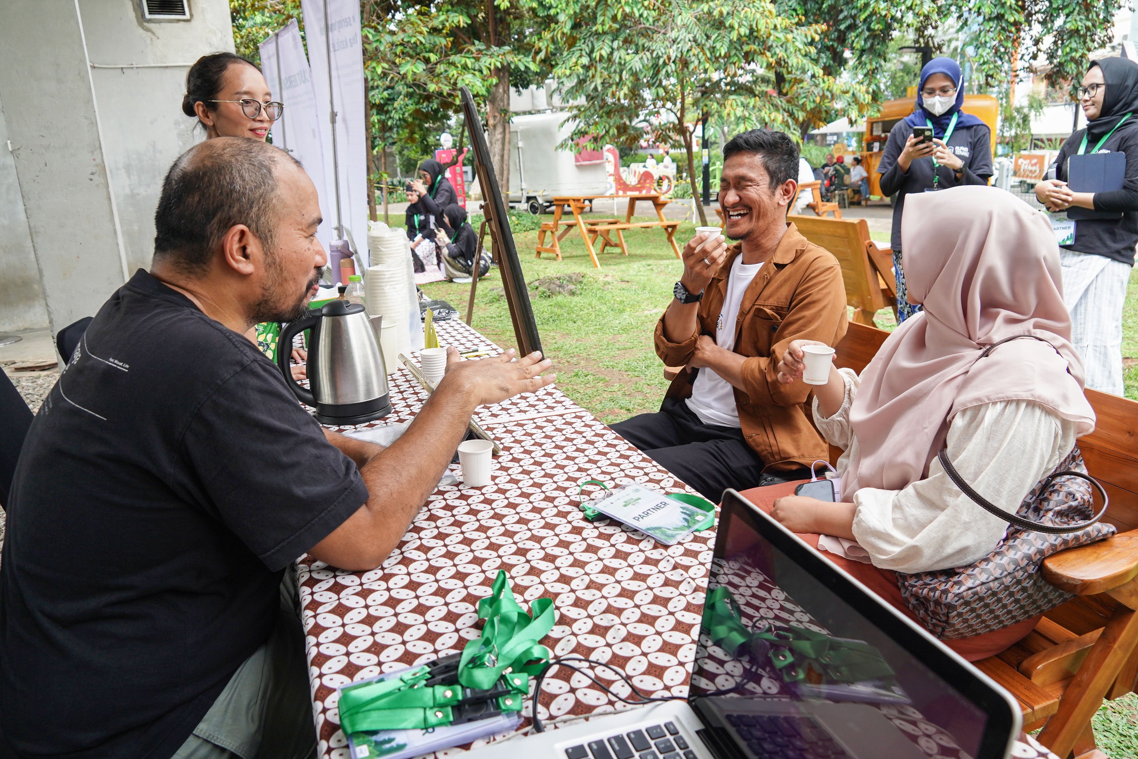 Pengunjung berinteraksi dengan petugas di zona healing pada acara Katadata Green Collabs Blok M: Selaras Urban 2025 di Taman Literasi Martha Christina Tiahahu, Blok M, Jakarta, Sabtu (23/8/2025). Acara yang digelar sebagai wadah kolaborasi untuk menciptakan keselarasan antara alam, kota, serta kehidupan manusia ini diisi oleh berbagai aktivitas mulai dari sesi diskusi, zona ekspresi, zona healing, zona alam hingga zona musik.