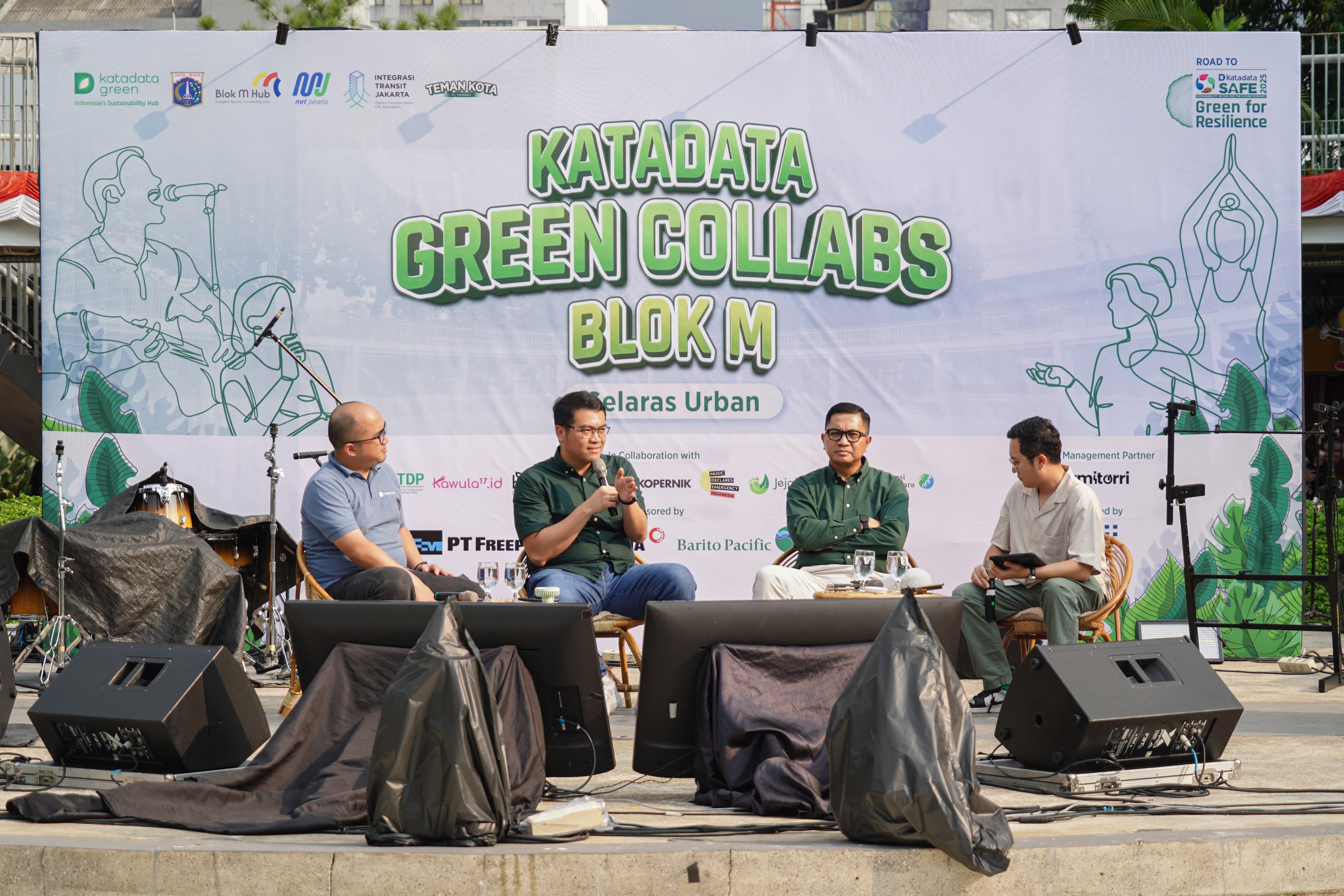 Direktur Asia Tenggara ITDP Gonggomtua E. Simatupang (kedua kiri) bersama Circular Economy Representative Barito Pacific Group & CEP Manager Chandra Asri Pacific Nicko Setyabudi (kiri), Direktur Operasional dan Keselamatan Transjakarta Daud Joseph (kedua kanan) dan Penasihat Kebijakan ADB Romora Edward saat sesi diskusi pada acara Katadata Green Collabs Blok M: Selaras Urban 2025 di Taman Literasi Martha Christina Tiahahu, Jakarta, Sabtu (23/8/2025).
