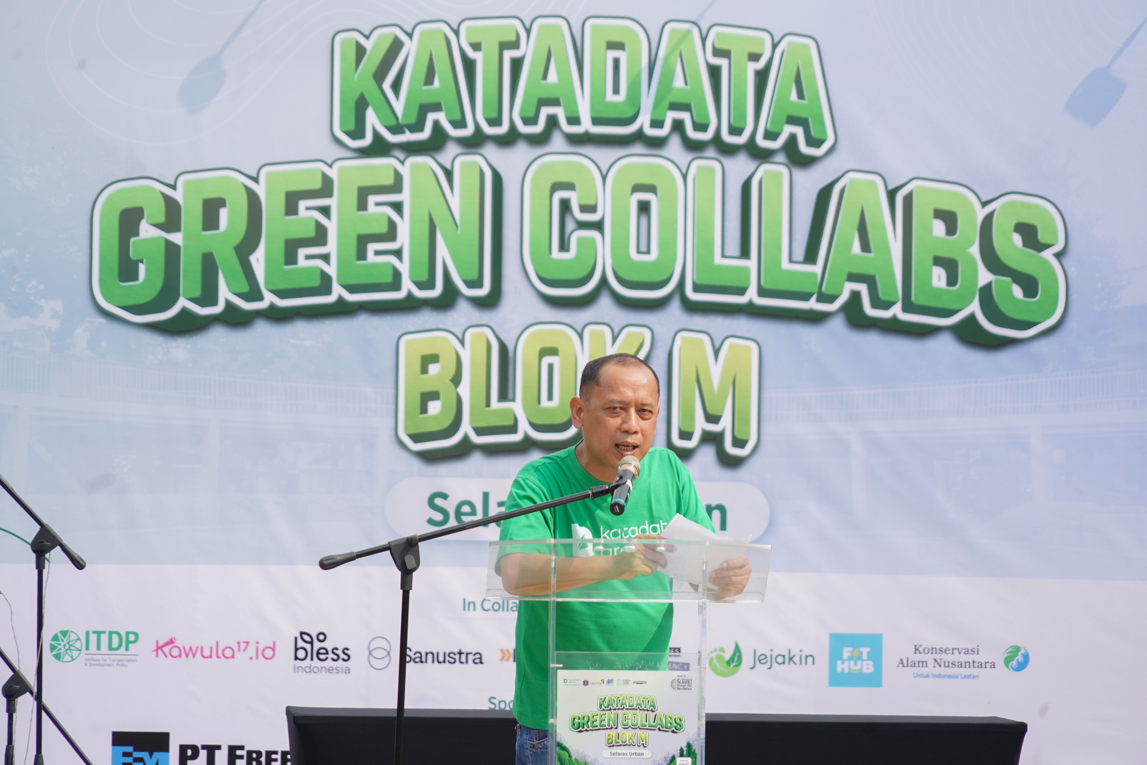 Chief Content Officer Katadata, Heri Susanto menyampaikan sambutan pada acara Katadata Green Collabs Blok M: Selaras Urban 2025 di Taman Literasi Martha Christina Tiahahu, Blok M, Jakarta, Sabtu (23/8/2025). Acara yang digelar sebagai wadah kolaborasi untuk menciptakan keselarasan antara alam, kota, serta kehidupan manusia ini diisi oleh berbagai aktivitas mulai dari sesi diskusi, zona ekspresi, zona healing, zona alam hingga zona musik.