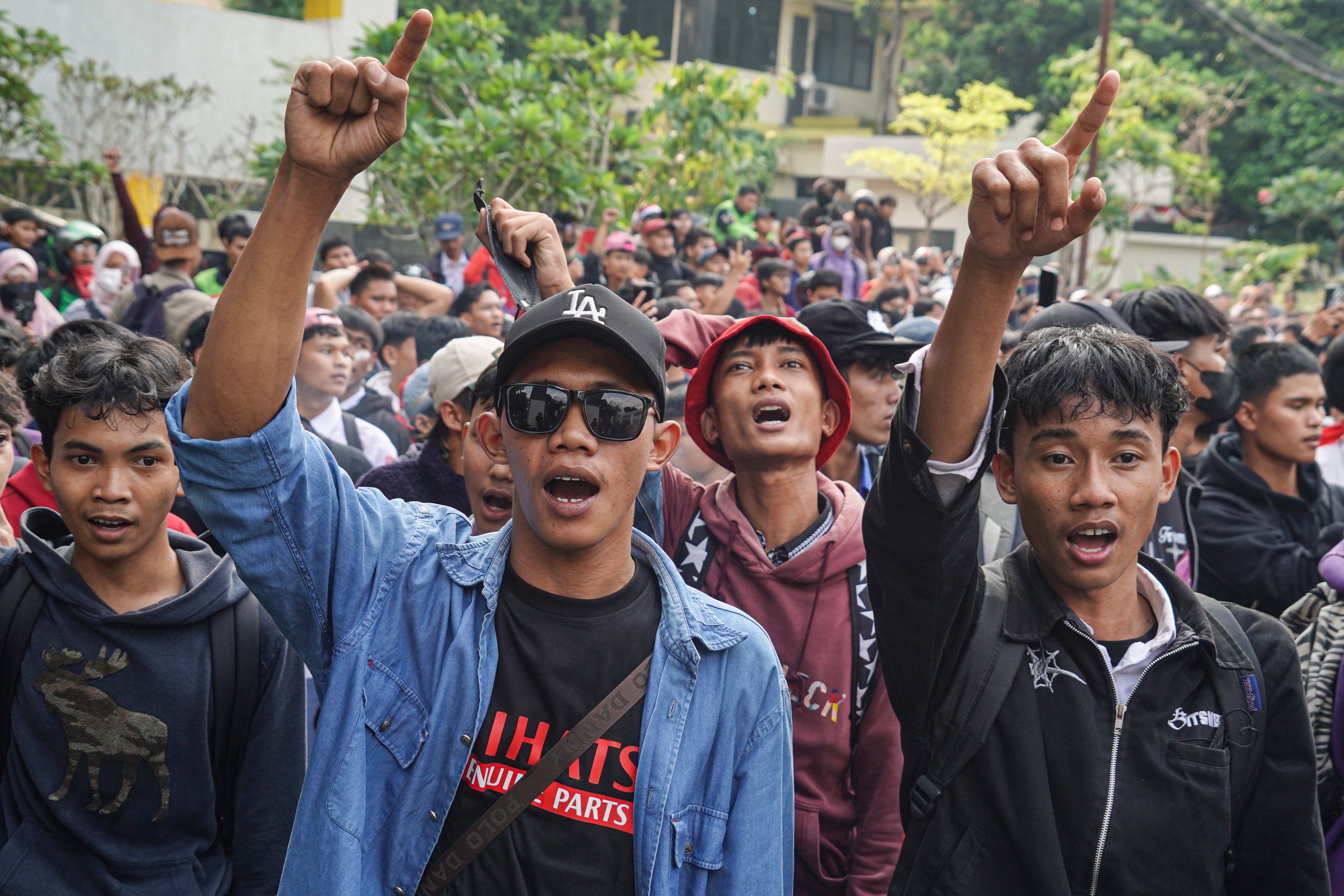 Massa berunjuk rasa di sekitar Gedung DPR/MPR RI, Jalan Gelora, Jakarta, Senin (25/8/2025). Dalam aksi tersebut demonstran menuntut kepada pemerintah untuk membatalkan kebijakan tunjangan rumah dan rencana kenaikan gaji anggota DPR.