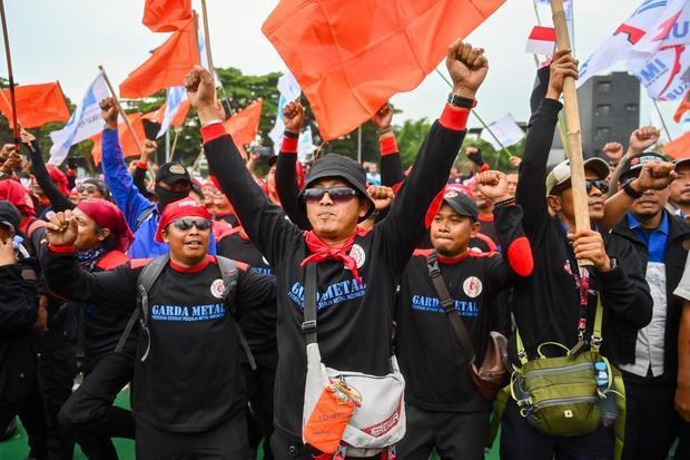 Sejumlah buruh melakukan aksi di depan Kompleks Parlemen, Senayan, Jakarta, Kamis (28/8/2025). Dalam aksi tersebut mereka menuntut agar RUU Perampasan Aset dan berantas korupsi segera disahkan.