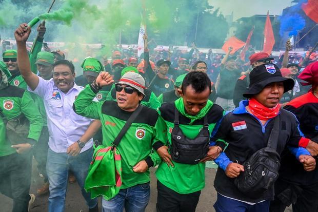 Sejumlah buruh melakukan aksi di depan Kompleks Parlemen, Senayan, Jakarta, Kamis (28/8/2025). Dalam aksi tersebut mereka menuntut agar RUU Perampasan Aset dan berantas korupsi segera disahkan.