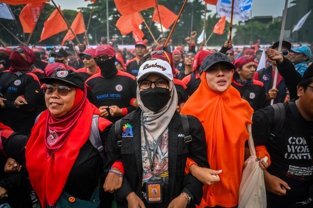Sejumlah buruh melakukan aksi di depan Kompleks Parlemen, Senayan, Jakarta, Kamis (28/8/2025). Dalam aksi tersebut mereka menuntut agar RUU Perampasan Aset dan berantas korupsi segera disahkan.