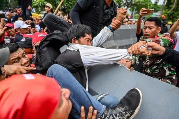 Petugas mengamankan massa aksi di depan Kompleks Parlemen, Senayan, Jakarta, Kamis (28/8/2025). Dalam aksi tersebut mereka menuntut agar RUU Perampasan Aset dan berantas korupsi segera disahkan.