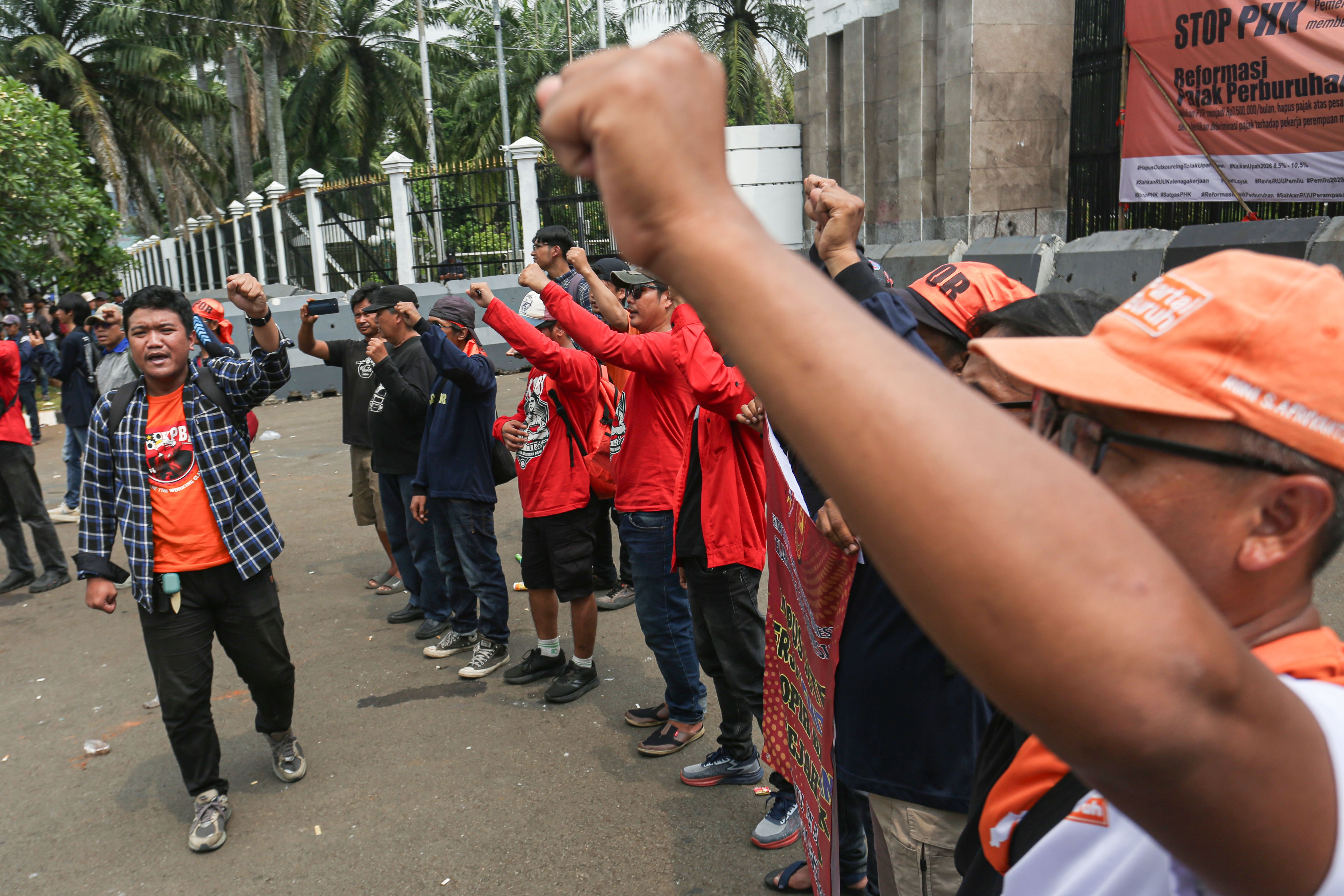 Sejumlah buruh melakukan aksi unjuk rasa di depan Gedung DPR, Senayan, Jakarta, Kamis (28/8/2025). Dalam aksi tersebut buruh menyampaikan sejumlah tuntutan diantaranya menolak kebijakan upah murah, menuntut kenaikan upah minimum nasional sebesar 8,5–10,5% pada 2026 hingga cabut Peraturan Pemerintah (PP) Nomor 35 Tahun 2021 tentang sistem outsourcing. 