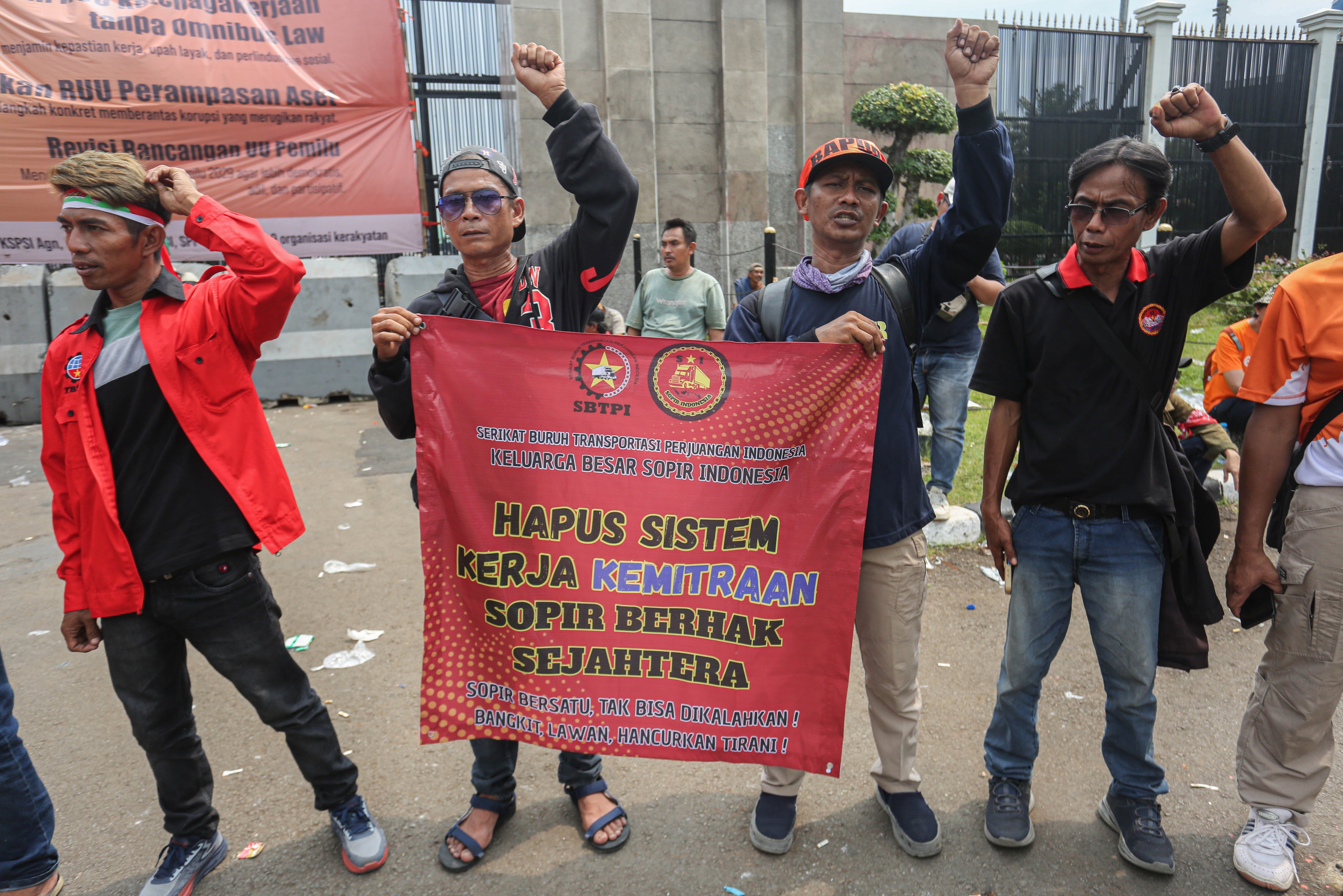 Sejumlah buruh melakukan aksi unjuk rasa di depan Gedung DPR, Senayan, Jakarta, Kamis (28/8/2025). Dalam aksi tersebut buruh menyampaikan sejumlah tuntutan diantaranya menolak kebijakan upah murah, menuntut kenaikan upah minimum nasional sebesar 8,5–10,5% pada 2026 hingga cabut Peraturan Pemerintah (PP) Nomor 35 Tahun 2021 tentang sistem outsourcing. 
