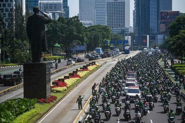 Para pengemudi ojek online (ojol) beriringan mengantarkan ambulans berisi jenazah rekan mereka, Affan Kurniawan menuju pemakaman di Jalan Jenderal Sudirman, Jakarta, Jumat (29/8/2025). Affan Kurniawan yang meninggal akibat terlindas mobil rantis Brimob saat ricuh Aksi 28 Agustus 2025 itu dimakamkan di TPU Karet Bivak, Jakarta Selatan.