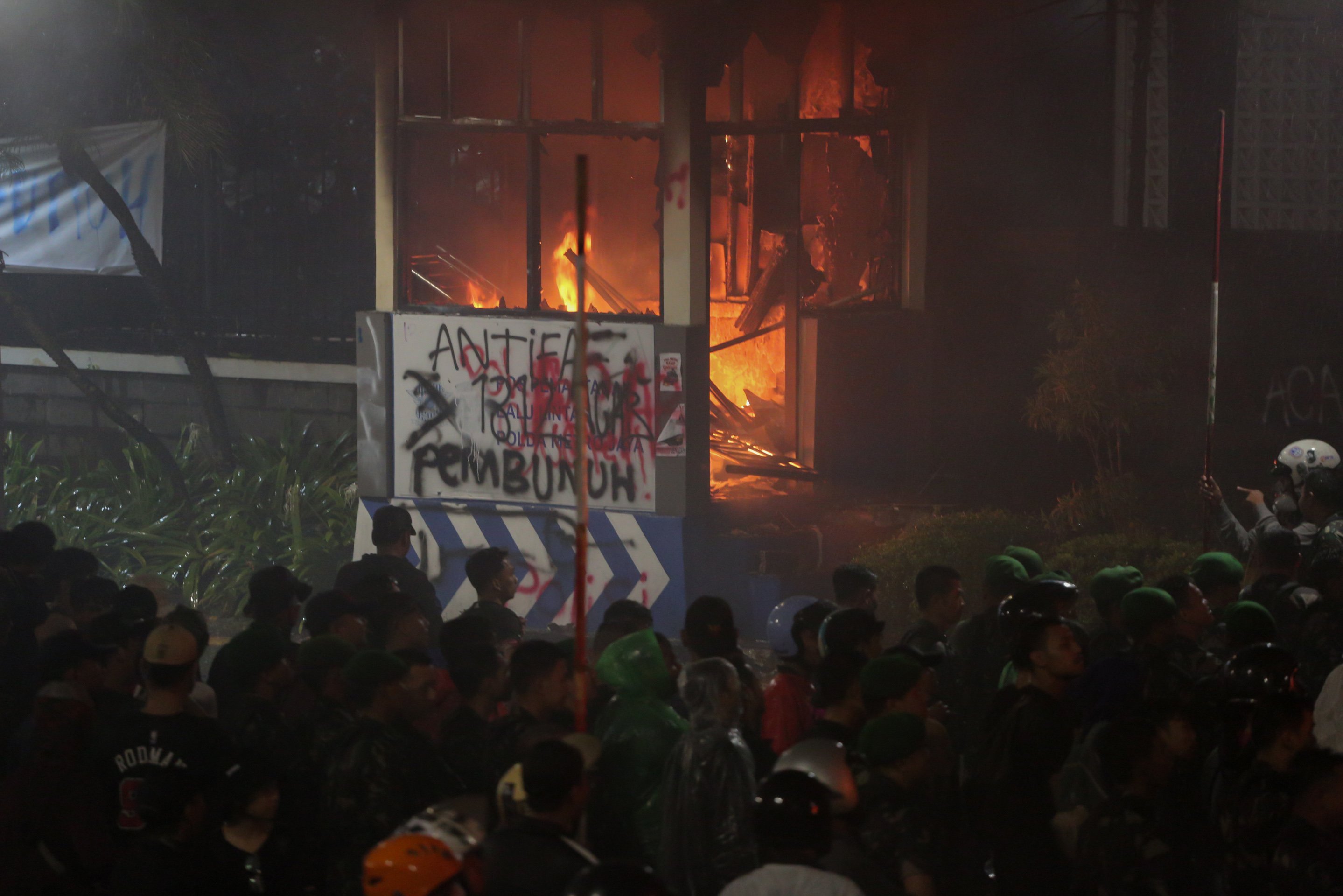 Pos polisi yang terbakar saat mahasiswa dan sejumlah elemen masyarakat berunjuk rasa di depan Polda Metro Jaya, Jakarta, Jumat (29/8/2025). Aksi tersebut merupakan bentuk protes atas tindakan represif aparat kepolisian terhadap masyarakat khususnya pada tragedi yang menyebabkan tewasnya pengemudi ojek online Affan Kurniawan (21) akibat dilindas mobil rantis Brimob saat kerusuhan aksi demo di Pejompongan pada Kamis (28/8) malam.