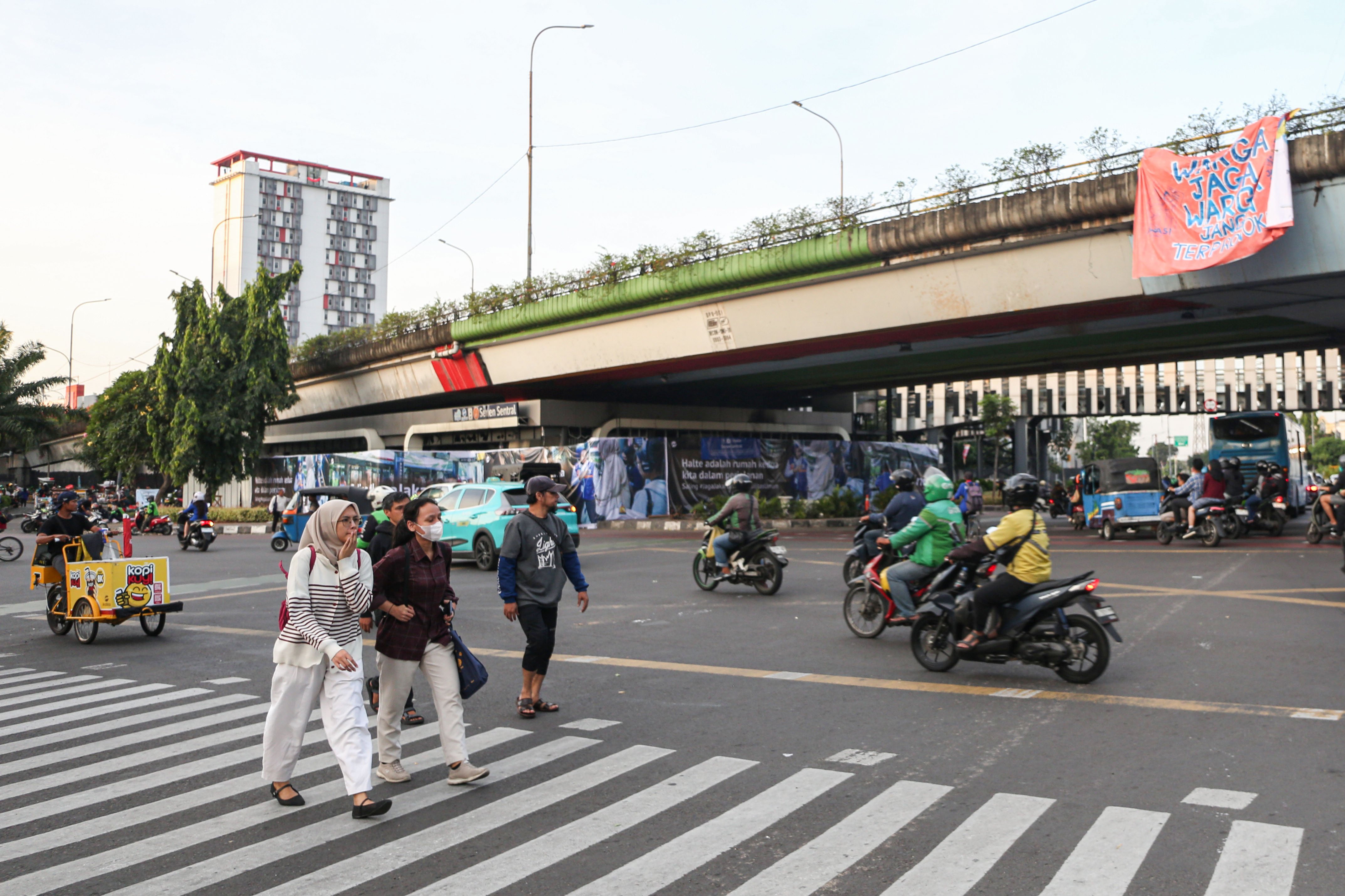 Sejumlah warga menyeberang melalui zebra cross Simpang Senen, Jakarta, Selasa (2/9/2025). Situasi dan arus lalu lintas di sekitar kawasan tersebut kembali kondusif setelah sebelumnya dalam beberapa hari terakhir terjadi aksi unjuk rasa yang berujung kericuhan.