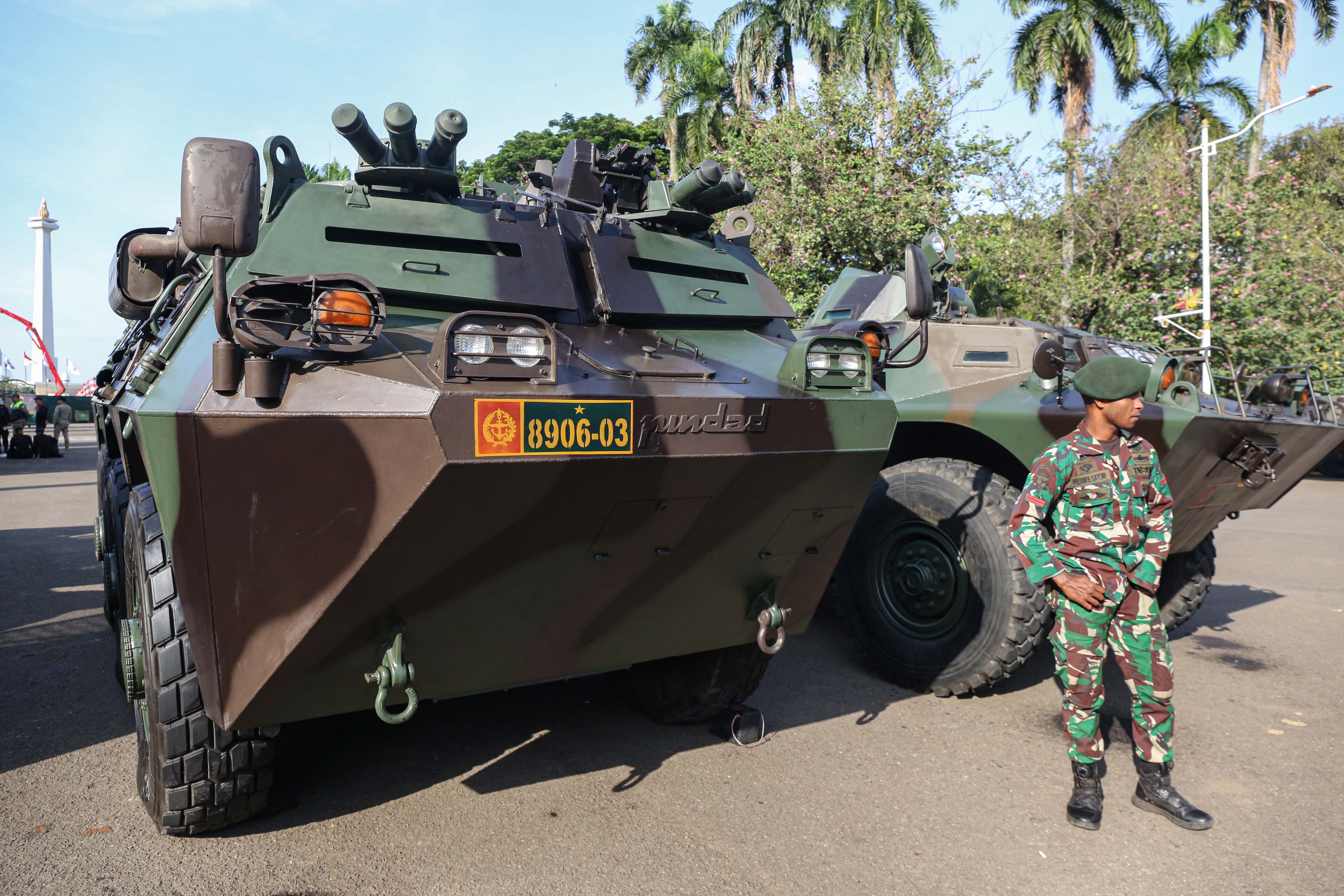 Personel TNI dengan kendaraan taktis berjaga di sekitar kawasan Monumen Nasional, Jalan Merdeka Barat, Jakarta, Selasa (2/9/2025). Penjagaan tersebut dilakukan untuk memberikan situasi aman kepada masyarakat setelah sebelumnya dalam beberapa hari terakhir terjadi aksi unjuk rasa yang berujung kericuhan di sejumlah titik wilayah Jakarta.