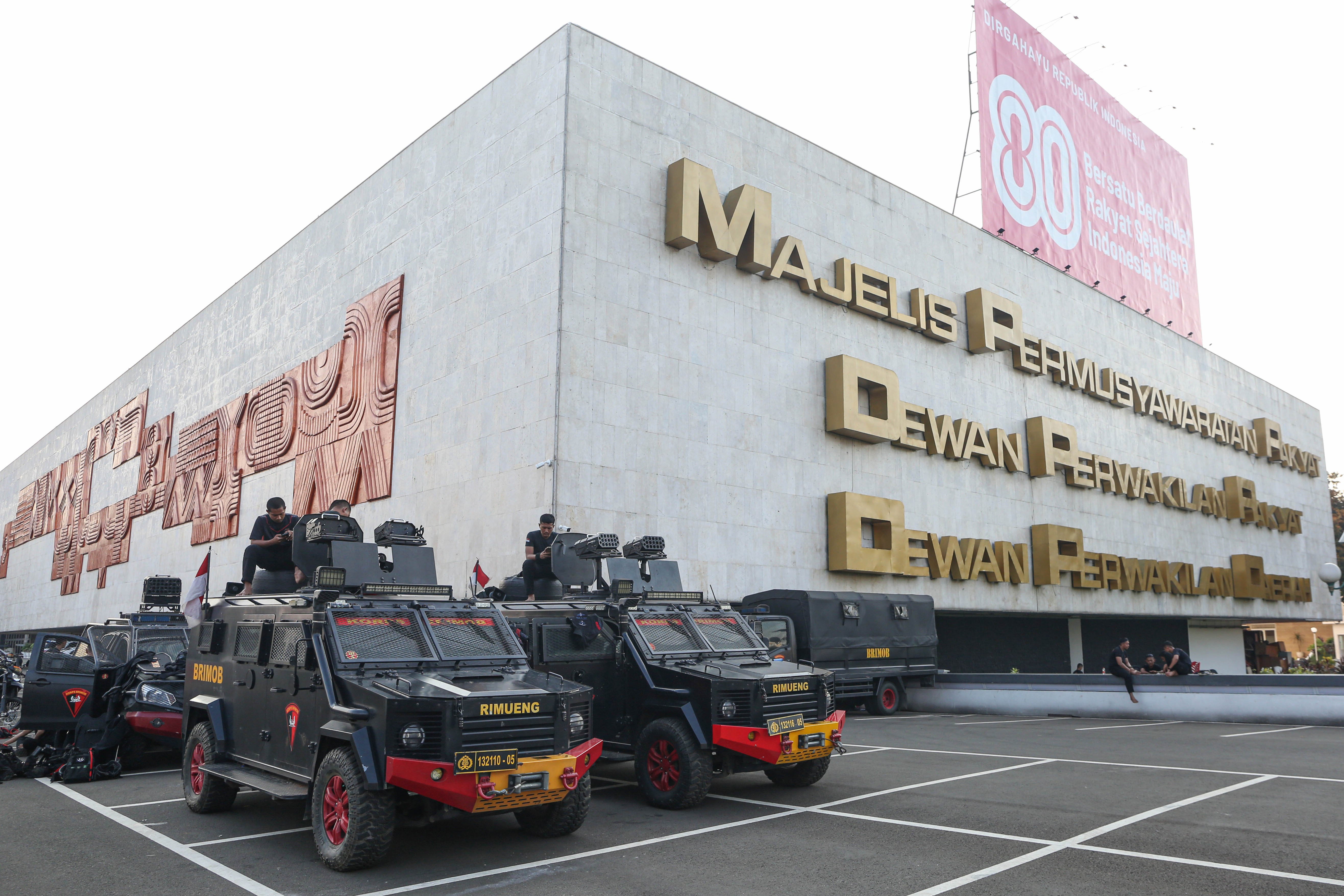 Kendaraan taktis Brimob berjaga di kawasan Gedung DPR/MPR RI, Jakarta, Selasa (2/9/2025). Penjagaan tersebut dilakukan untuk memberikan situasi aman setelah sebelumnya dalam beberapa hari terakhir terjadi aksi unjuk rasa yang berujung kericuhan.