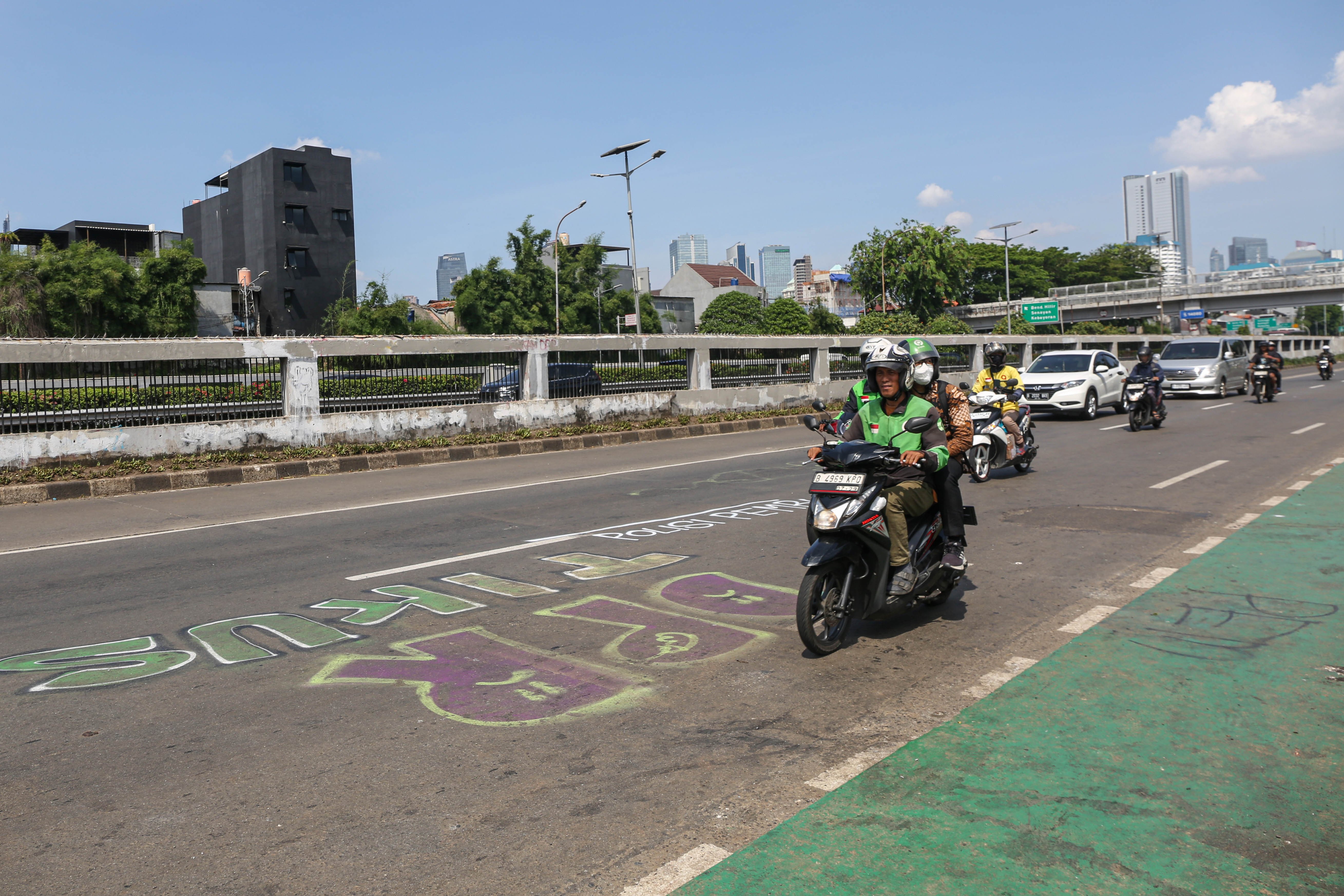 Sejumlah pengendara melintas di depan Gedung DPR/MPR RI, Jalan Gatot Subroto, Jakarta, Selasa (2/9/2025). Situasi dan arus lalu lintas di sekitar kawasan tersebut kembali kondusif setelah sebelumnya dalam beberapa hari terakhir terjadi aksi unjuk rasa yang berujung kericuhan.