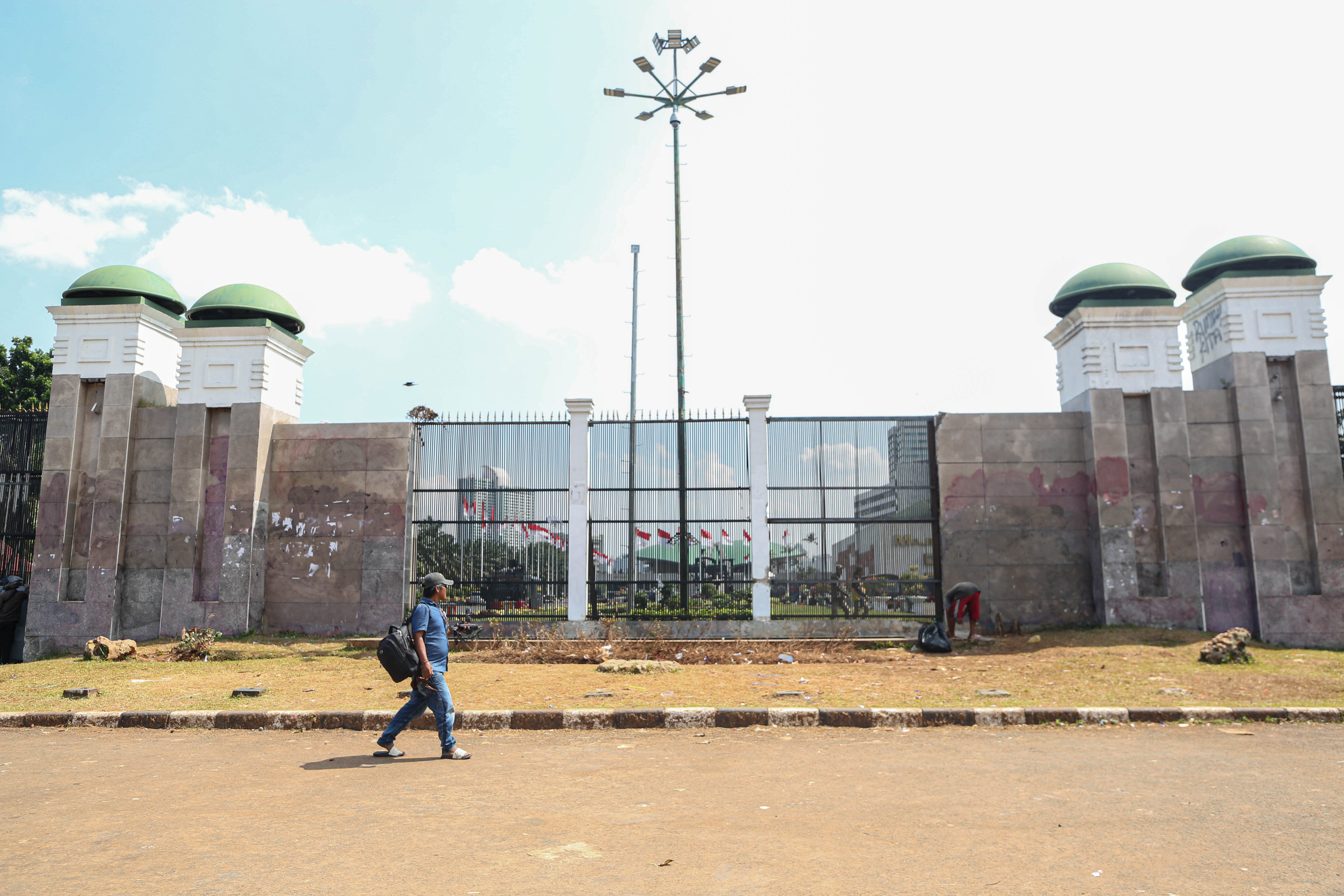 Warga melintas di depan Gedung DPR/MPR RI, Jalan Gatot Subroto, Jakarta, Selasa (2/9/2025). Situasi di sekitar kawasan tersebut kembali kondusif setelah sebelumnya dalam beberapa hari terakhir terjadi aksi unjuk rasa yang berujung kericuhan.