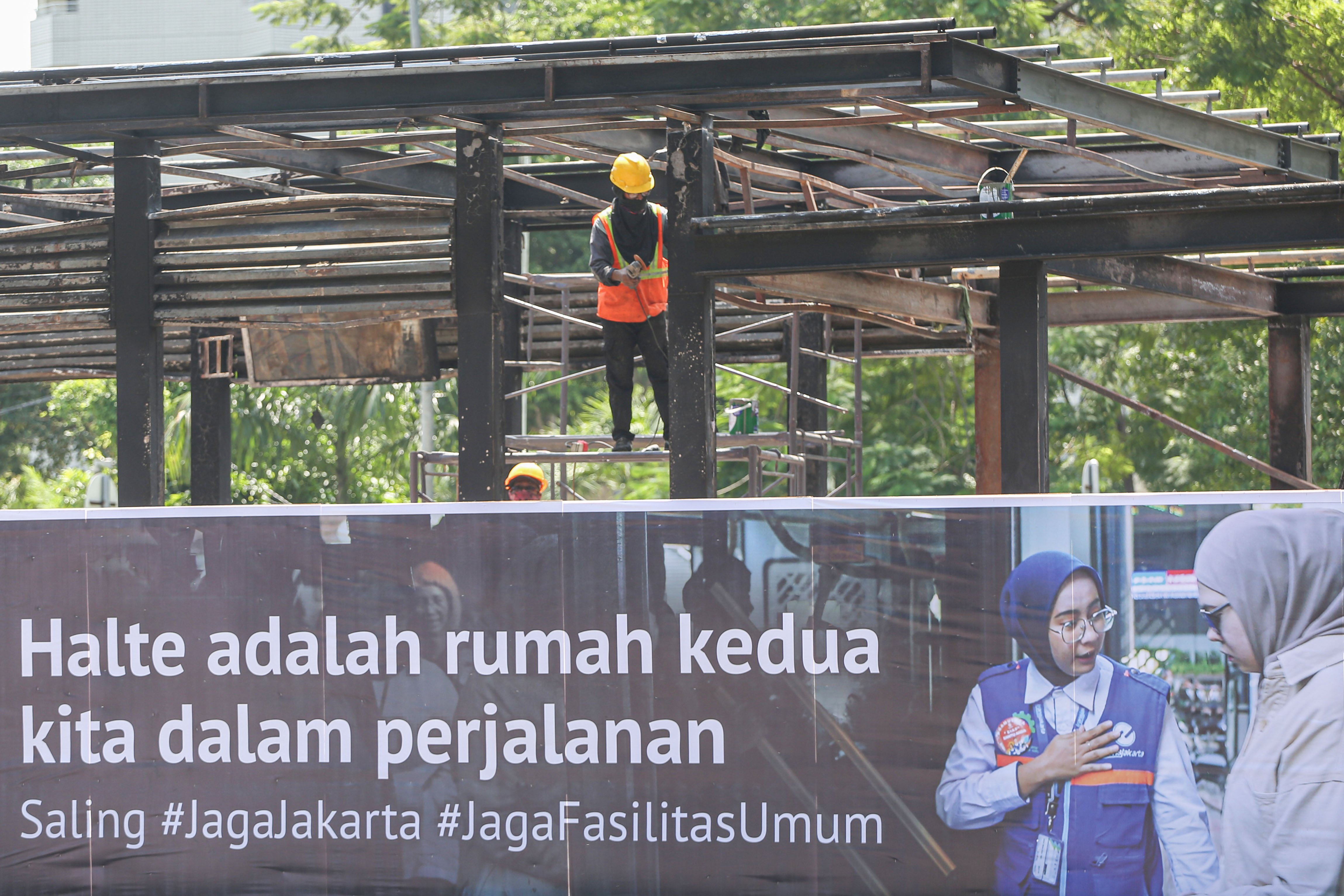 Pekerja memperbaiki halte Transjakarta Polda Metro Jaya di Jalan Jenderal Sudirman, Jakarta, Selasa (2/9/2025). Perbaikan tersebut dilakukan setelah halte itu terbakar pada kerusuhan aksi unjuk rasa yang berlangsung Jumat (29/8).