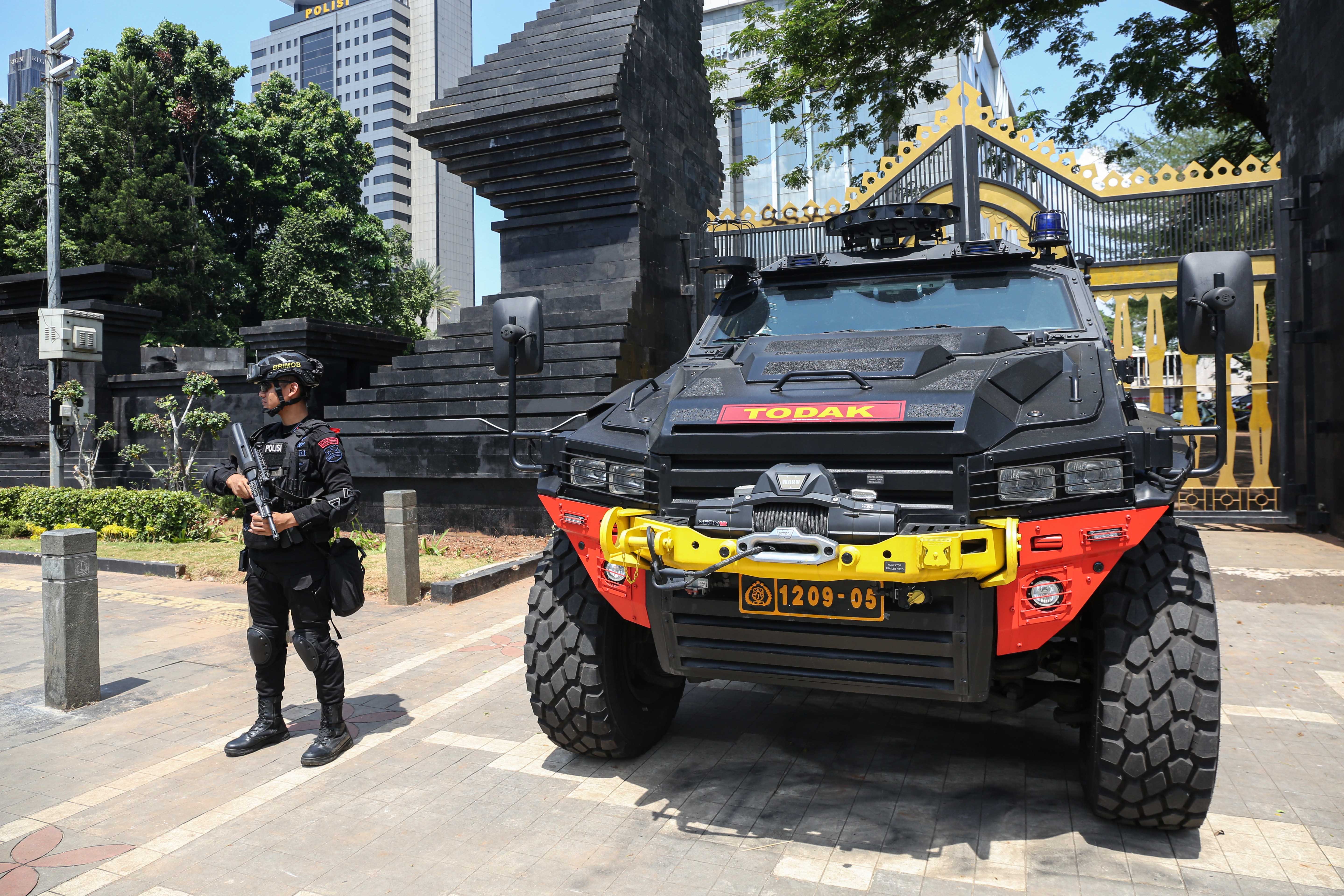 Personel Brimob dengan kendaraan taktis berjaga di depan Polda Metro Jaya, Jalan Jenderal Sudirman, Jakarta, Selasa (2/9/2025). Penjagaan tersebut dilakukan untuk memberikan situasi aman kepada masyarakat setelah sebelumnya pada Jumat (29/8) terjadi aksi unjuk rasa yang berujung kericuhan.