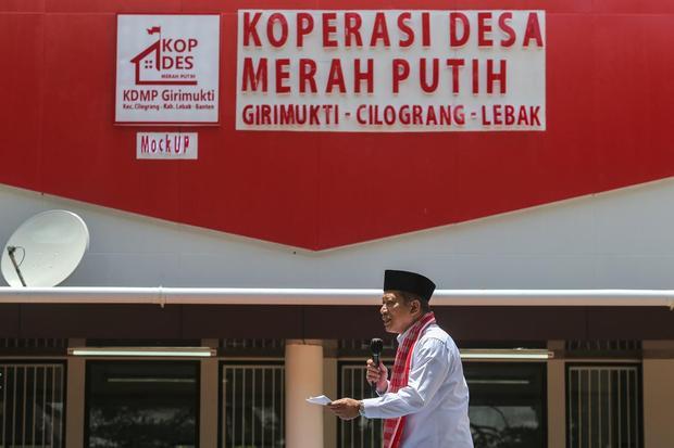 Menteri Koperasi Ferry Juliantono menyampaikan sambutan saat peresmian operasional Koperasi Desa Merah Putih Girimukti di Plaza Lebak, Cibadak, Kabupaten Lebak, Banten, Jumat (12/9/2025). 