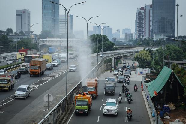 Penyemprotan water mist untuk menekan polusi udara Jakarta