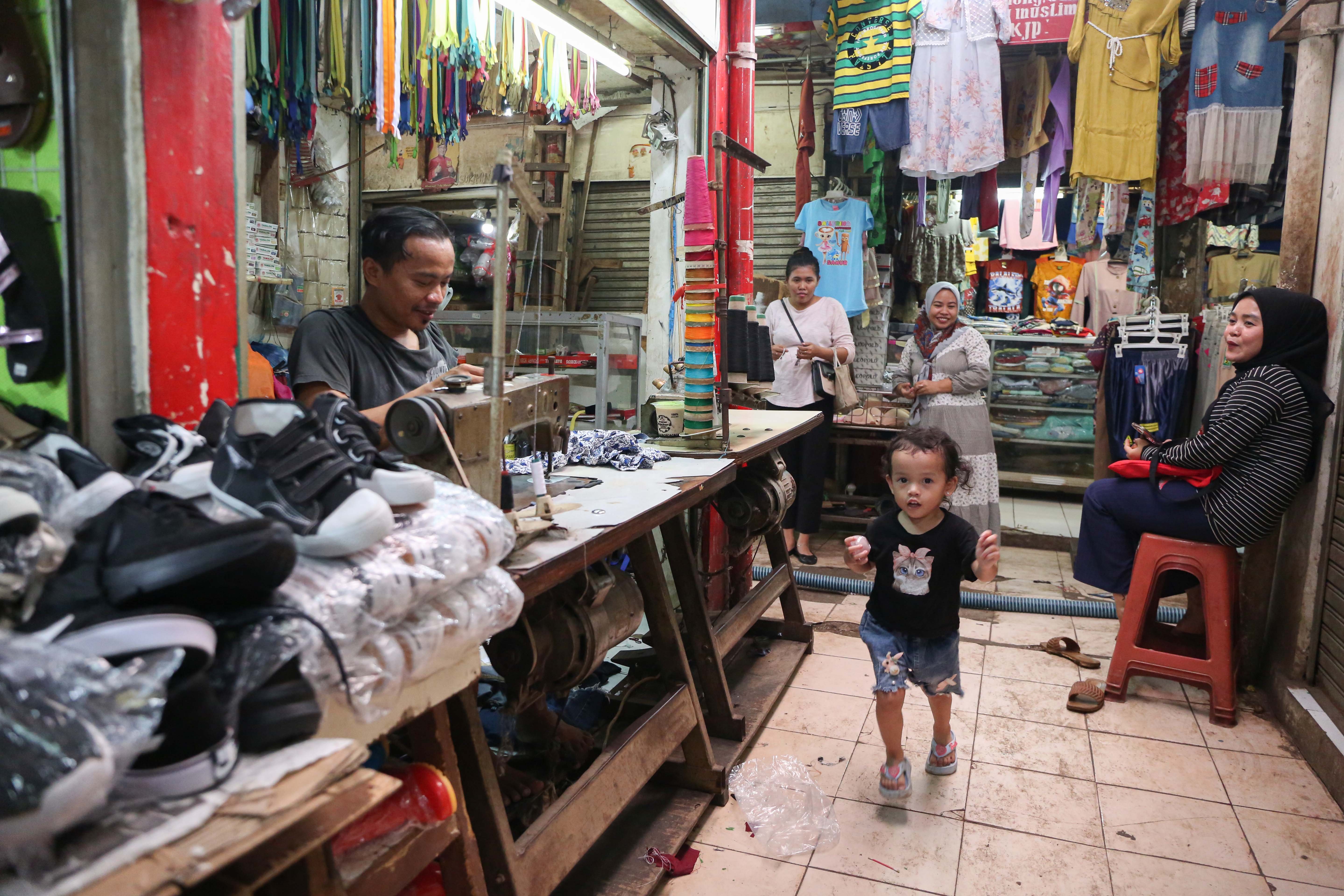 Pedagang menunggu pembeli di Pasar Warung Buncit di Mampang Prapatan, Jakarta Selatan, Selasa (23/9/2025). Pemerintah Provinsi (Pemprov) DKI Jakarta secara bertahap akan merevitalisasi pasar tradisional untuk memberikan suasana modern dan nyaman kepada warga saat membeli kebutuhan pokok.