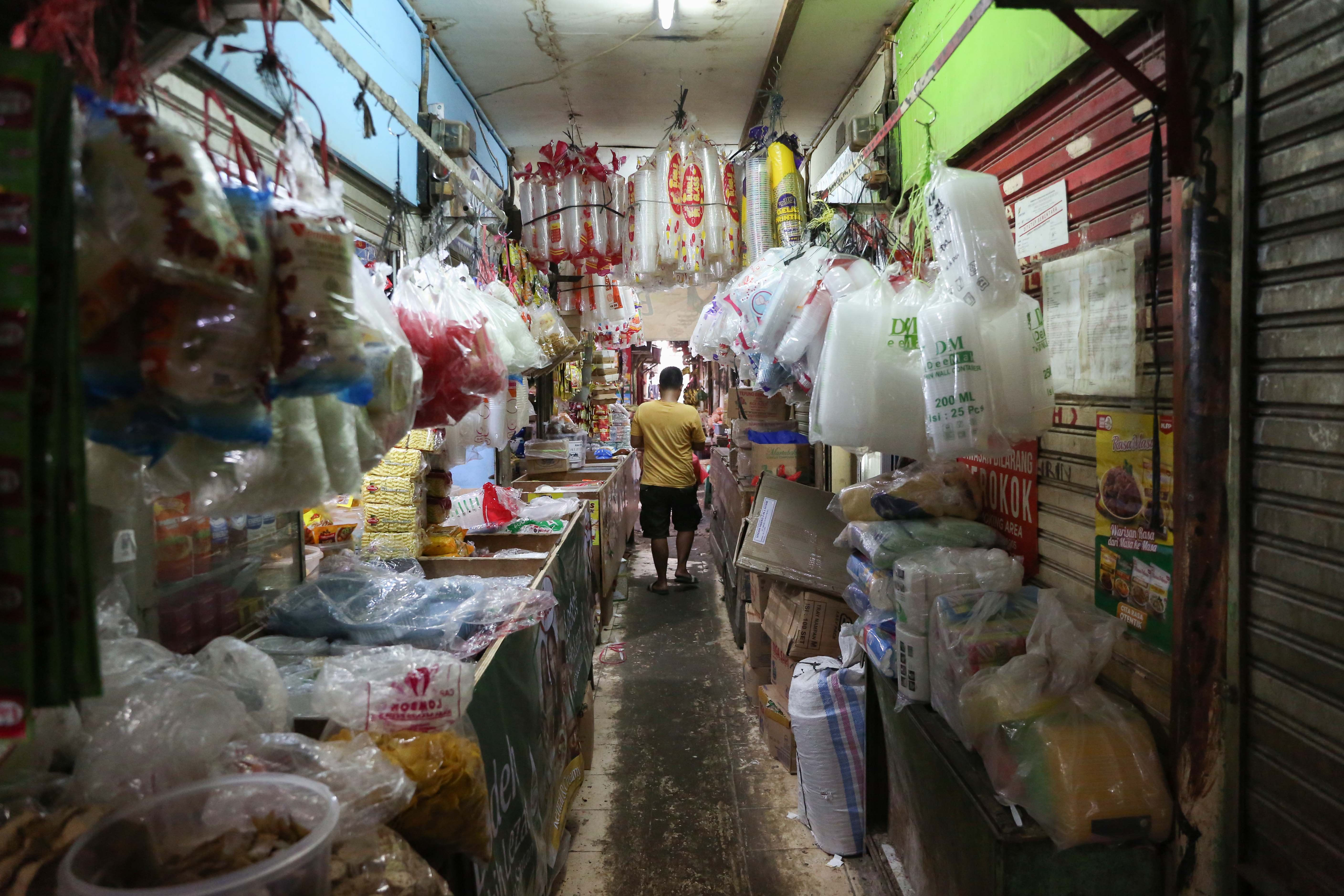 Suasana Pasar Warung Buncit di Mampang Prapatan, Jakarta Selatan, Selasa (23/9/2025). Pemerintah Provinsi (Pemprov) DKI Jakarta secara bertahap akan merevitalisasi pasar tradisional untuk memberikan suasana modern dan nyaman kepada warga saat membeli kebutuhan pokok.