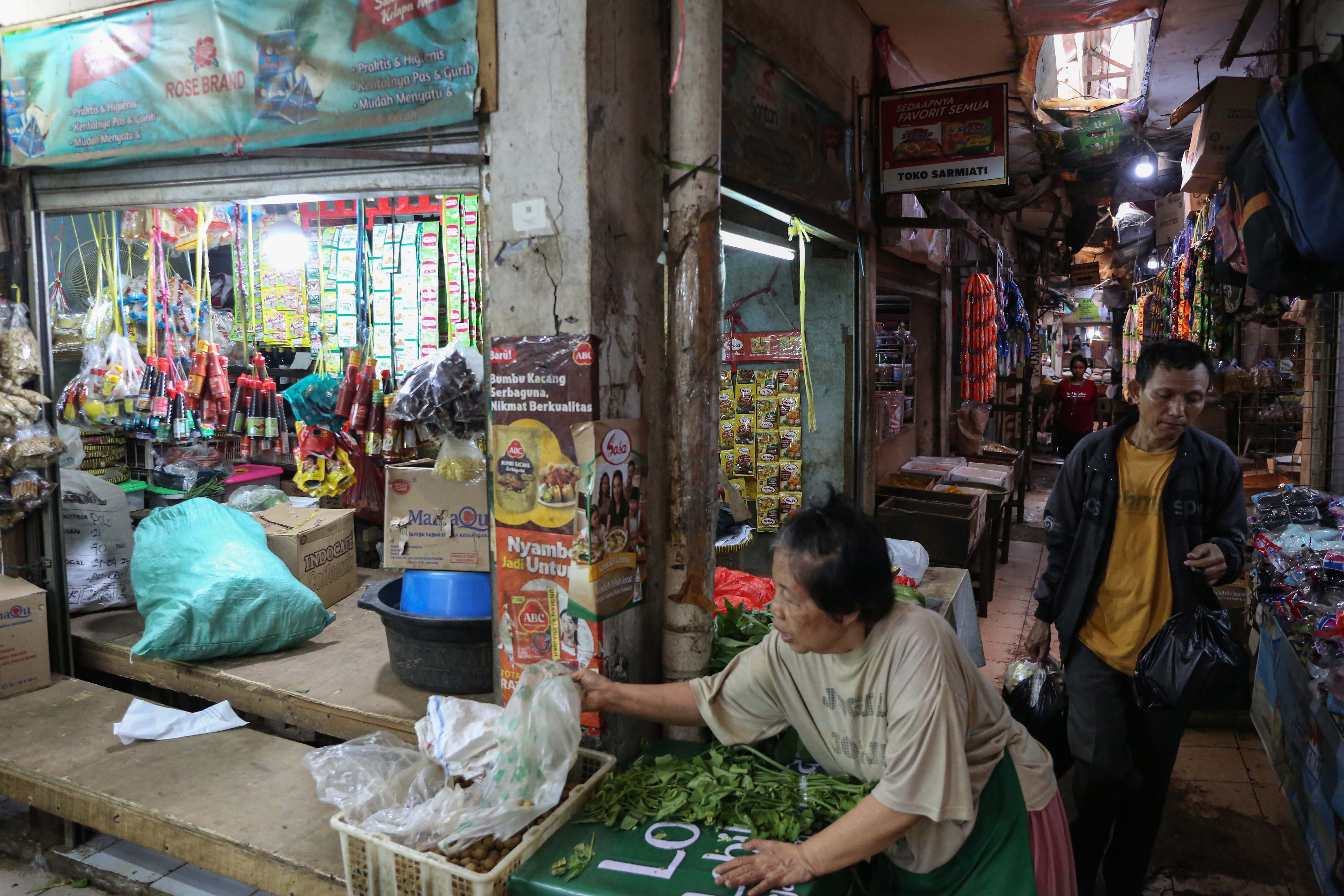 Pedagang menata dagangannya yang dijual di Pasar Warung Buncit di Mampang Prapatan, Jakarta Selatan, Selasa (23/9/2025). Pemerintah Provinsi (Pemprov) DKI Jakarta secara bertahap akan merevitalisasi pasar tradisional untuk memberikan suasana modern dan nyaman kepada warga saat membeli kebutuhan pokok.