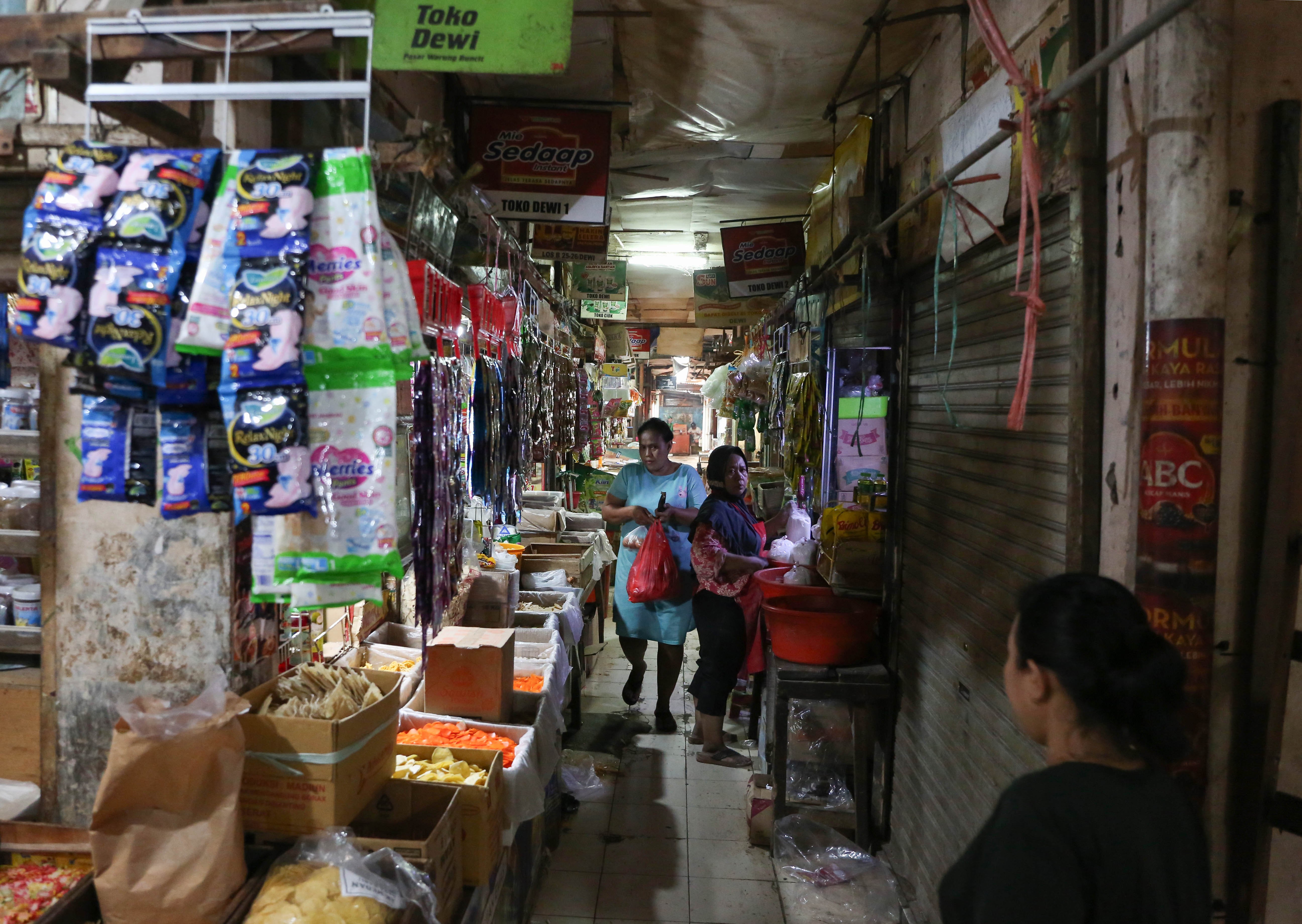Warga membeli kebutuhan pokok di Pasar Warung Buncit di Mampang Prapatan, Jakarta Selatan, Selasa (23/9/2025). Pemerintah Provinsi (Pemprov) DKI Jakarta secara bertahap akan merevitalisasi pasar tradisional untuk memberikan suasana modern dan nyaman kepada warga saat membeli kebutuhan pokok.