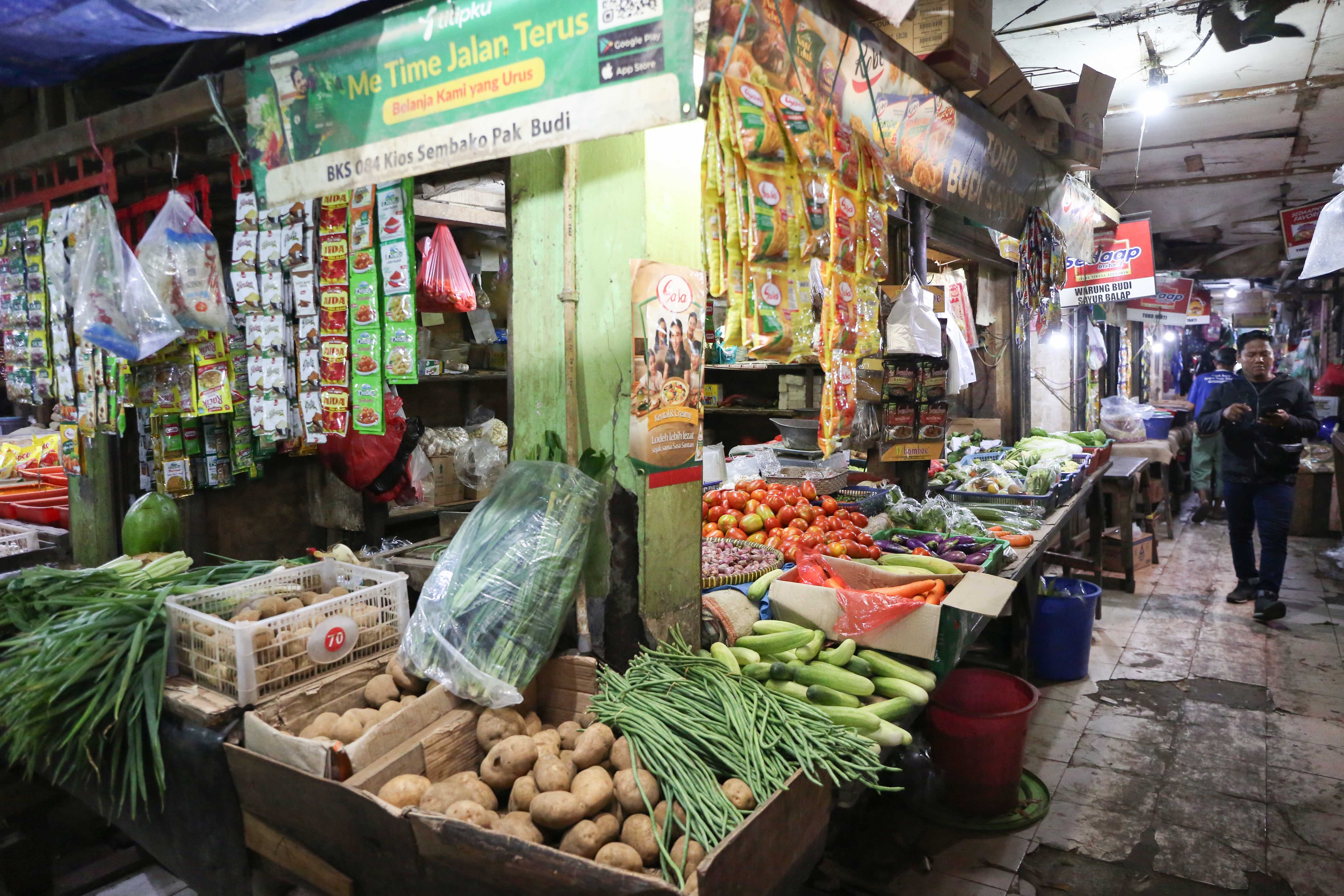 Suasana Pasar Warung Buncit di Mampang Prapatan, Jakarta Selatan, Selasa (23/9/2025). Pemerintah Provinsi (Pemprov) DKI Jakarta secara bertahap akan merevitalisasi pasar tradisional untuk memberikan suasana modern dan nyaman kepada warga saat membeli kebutuhan pokok.