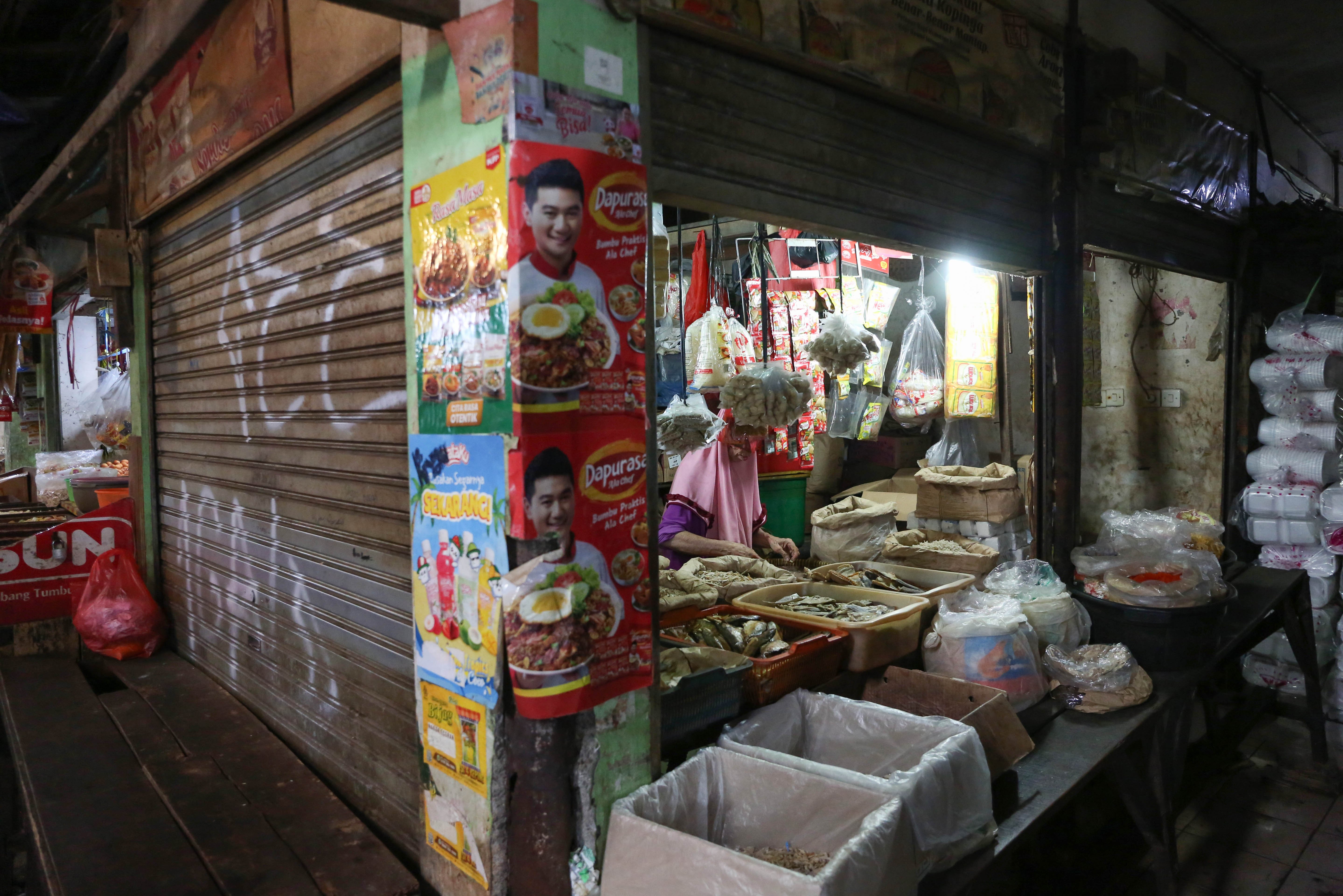 Pedagang menata dagangannya yang dijual di Pasar Warung Buncit di Mampang Prapatan, Jakarta Selatan, Selasa (23/9/2025). Pemerintah Provinsi (Pemprov) DKI Jakarta secara bertahap akan merevitalisasi pasar tradisional untuk memberikan suasana modern dan nyaman kepada warga saat membeli kebutuhan pokok.