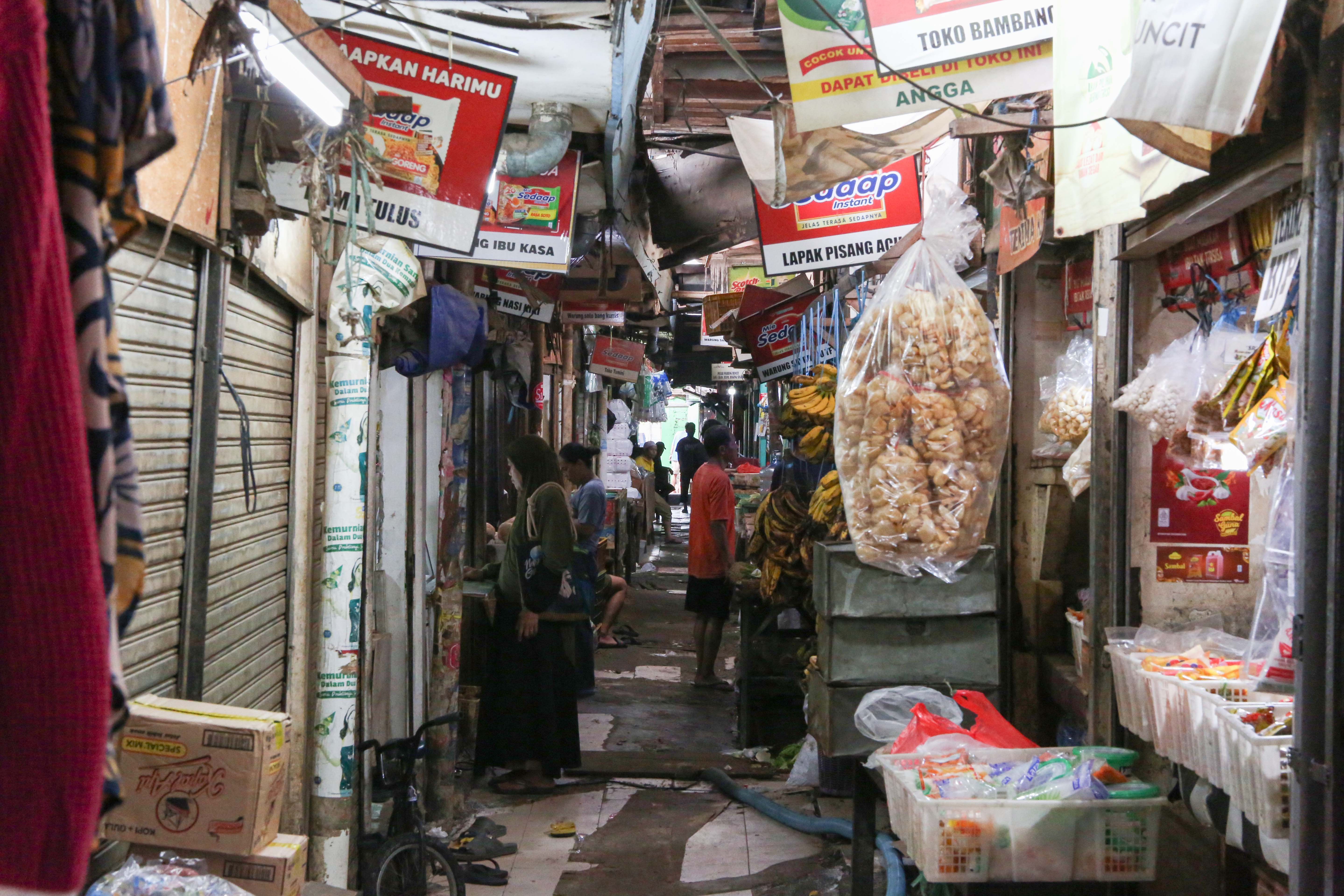 Warga membeli kebutuhan pokok di Pasar Warung Buncit di Mampang Prapatan, Jakarta Selatan, Selasa (23/9/2025). Pemerintah Provinsi (Pemprov) DKI Jakarta secara bertahap akan merevitalisasi pasar tradisional untuk memberikan suasana modern dan nyaman kepada warga saat membeli kebutuhan pokok.