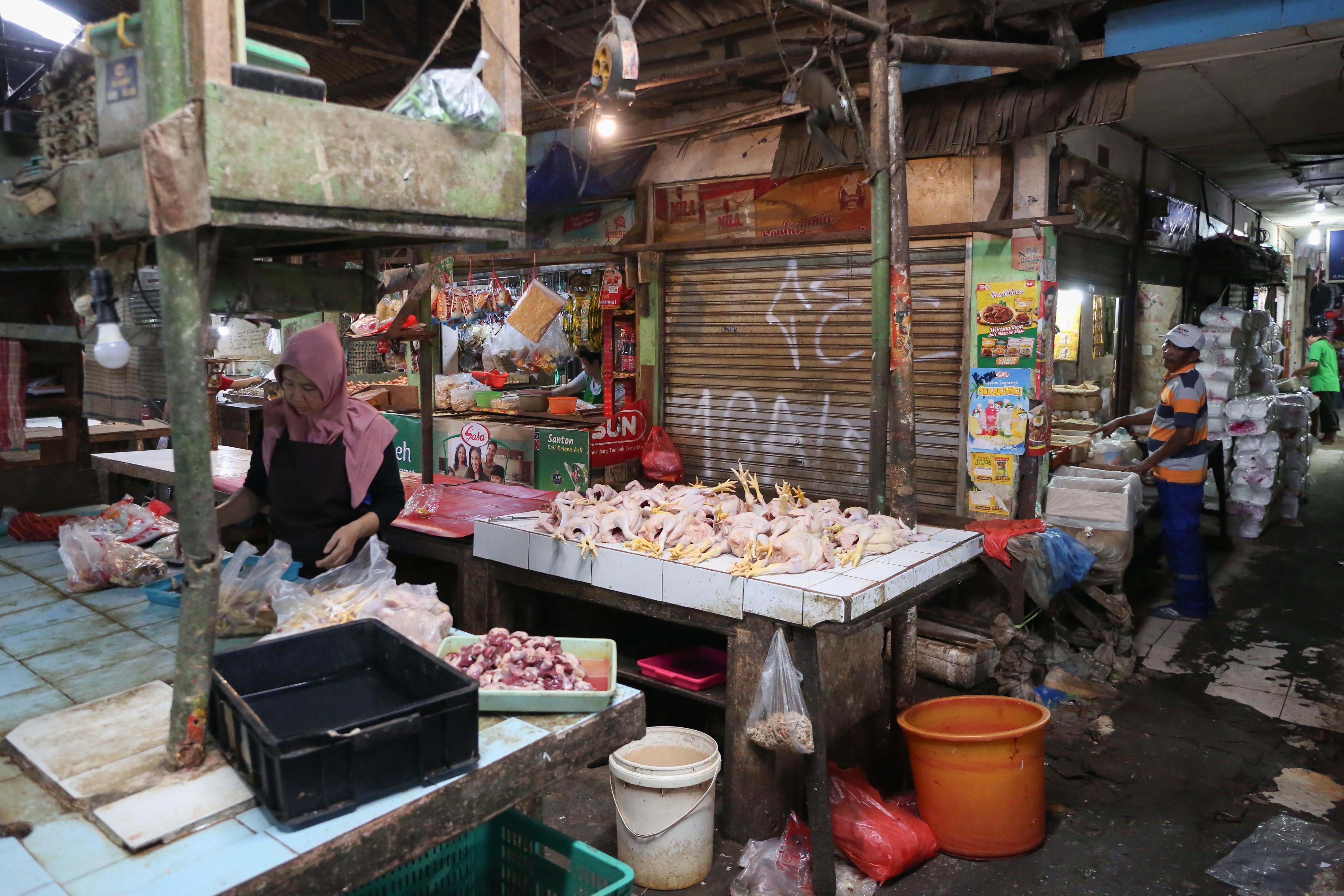 Suasana Pasar Warung Buncit di Mampang Prapatan, Jakarta Selatan, Selasa (23/9/2025). Pemerintah Provinsi (Pemprov) DKI Jakarta secara bertahap akan merevitalisasi pasar tradisional untuk memberikan suasana modern dan nyaman kepada warga saat membeli kebutuhan pokok.
