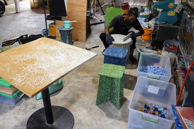 Daur ulang sampah plastik menjadi perabot di Makassar