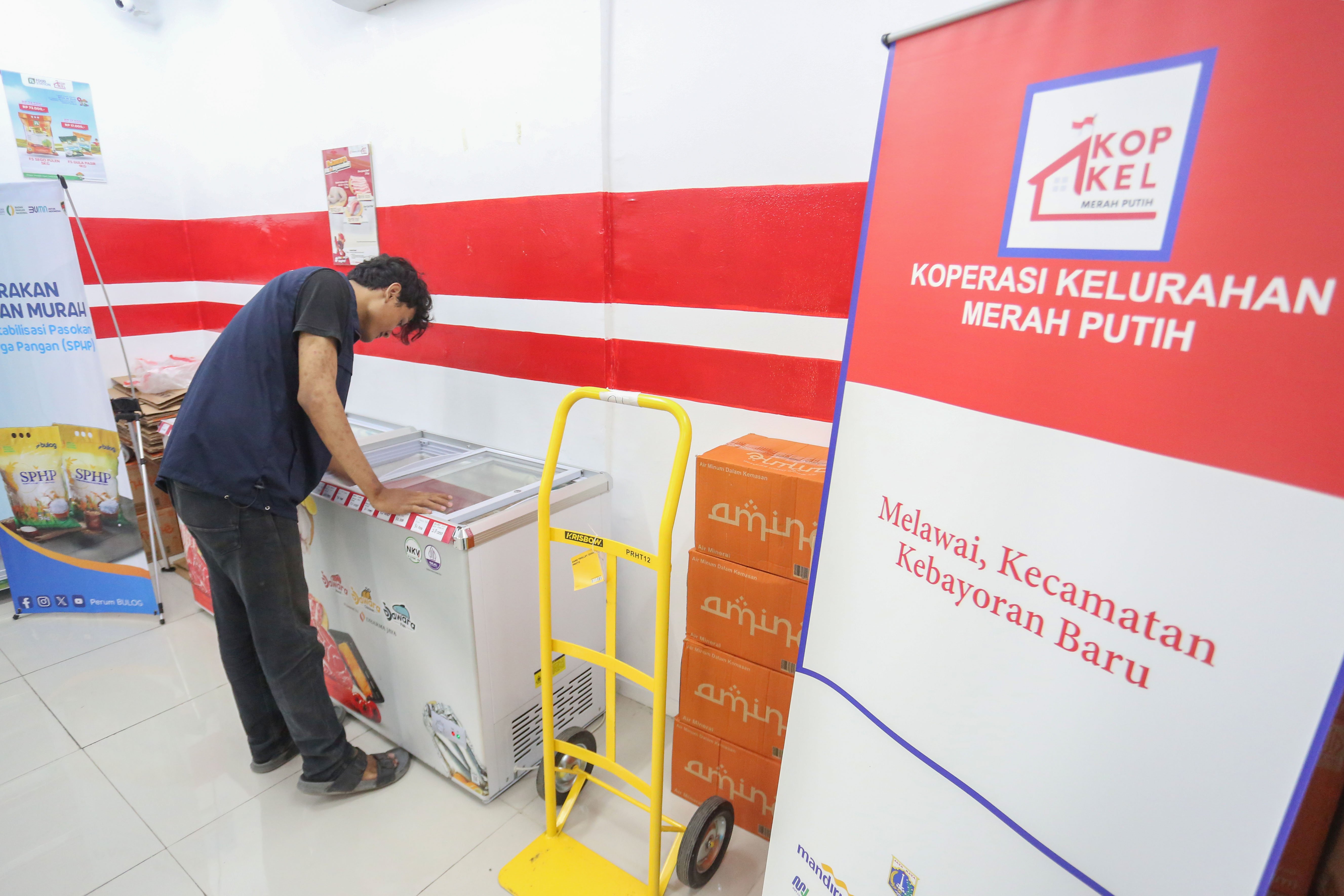 Petugas menata daging yang dijual di Koperasi Kelurahan Merah Putih Melawai, Blok M Hub, Jakarta Selatan, Kamis (16/10/2025). Koperasi yang menjadi bagian unit Koperasi Desa Merah Putih dari program Presiden Prabowo Subianto ini menjual berbagai kebutuhan pokok dengan harga terjangkau yakni mulai dari beras, minyak goreng, gula pasir, ikan hingga daging ayam.