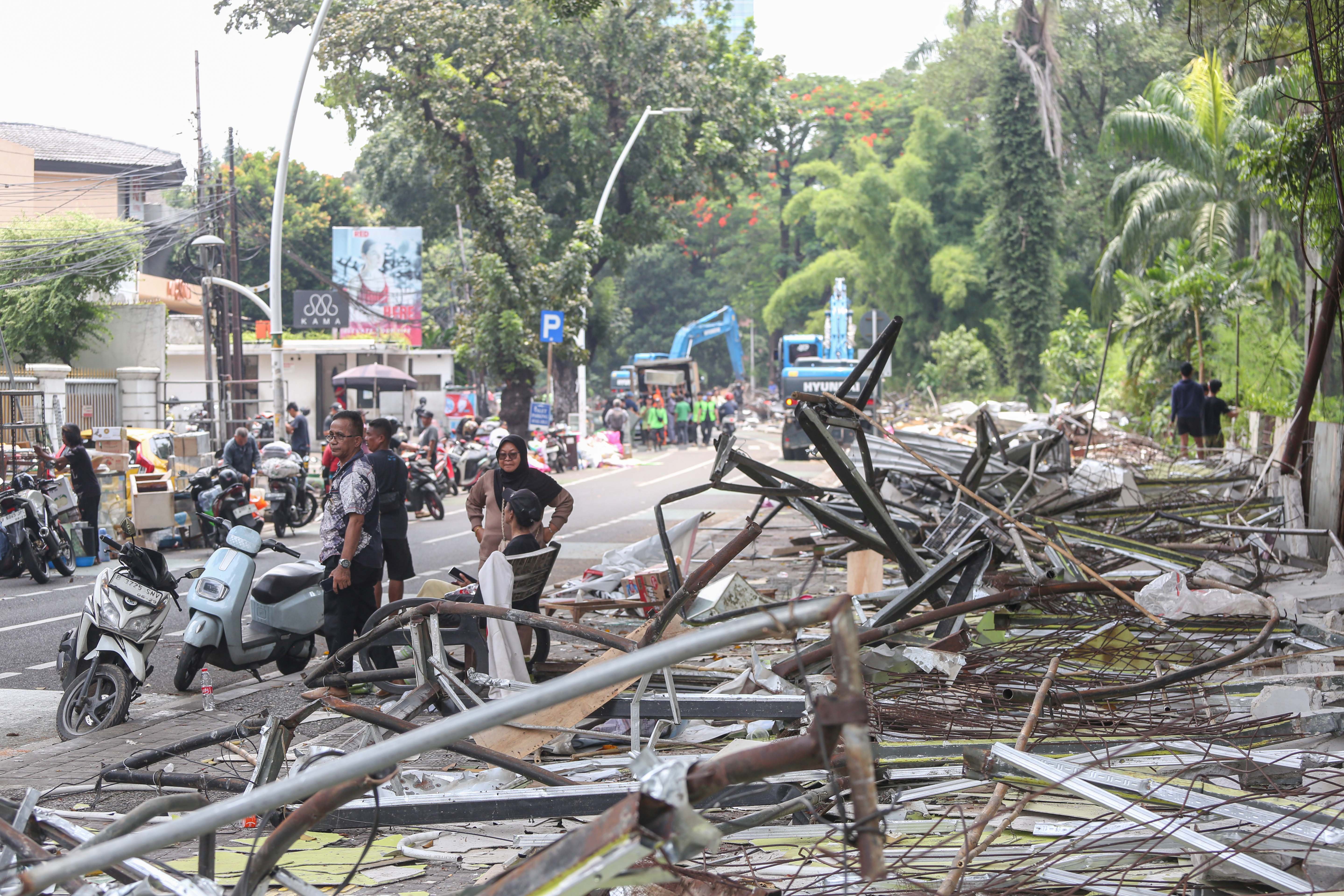 Suasana pembongkaran kios di Pasar Barito, Jakarta, Senin (27/10/2025). Pemerintah Kota Jakarta Selatan merelokasi pedagang Pasar Barito ke Sentra Fauna dan Kuliner Lenteng Agung untuk membangun Taman Bendera Pusaka.