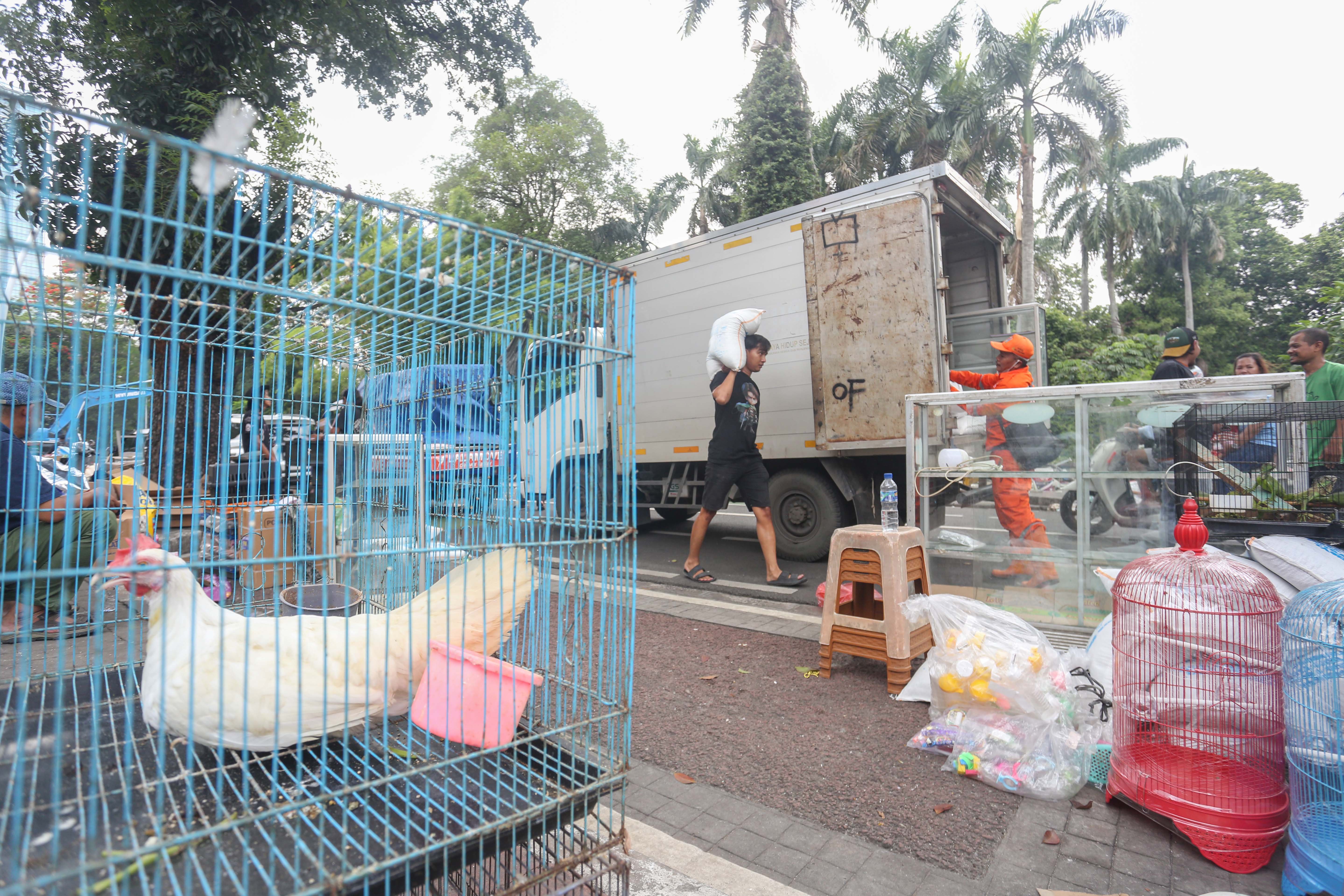 Pedagang mengangkut barang dagangannya saat pembongkaran kios di Pasar Barito, Jakarta, Senin (27/10/2025). Pemerintah Kota Jakarta Selatan merelokasi pedagang Pasar Barito ke Sentra Fauna dan Kuliner Lenteng Agung untuk membangun Taman Bendera Pusaka.