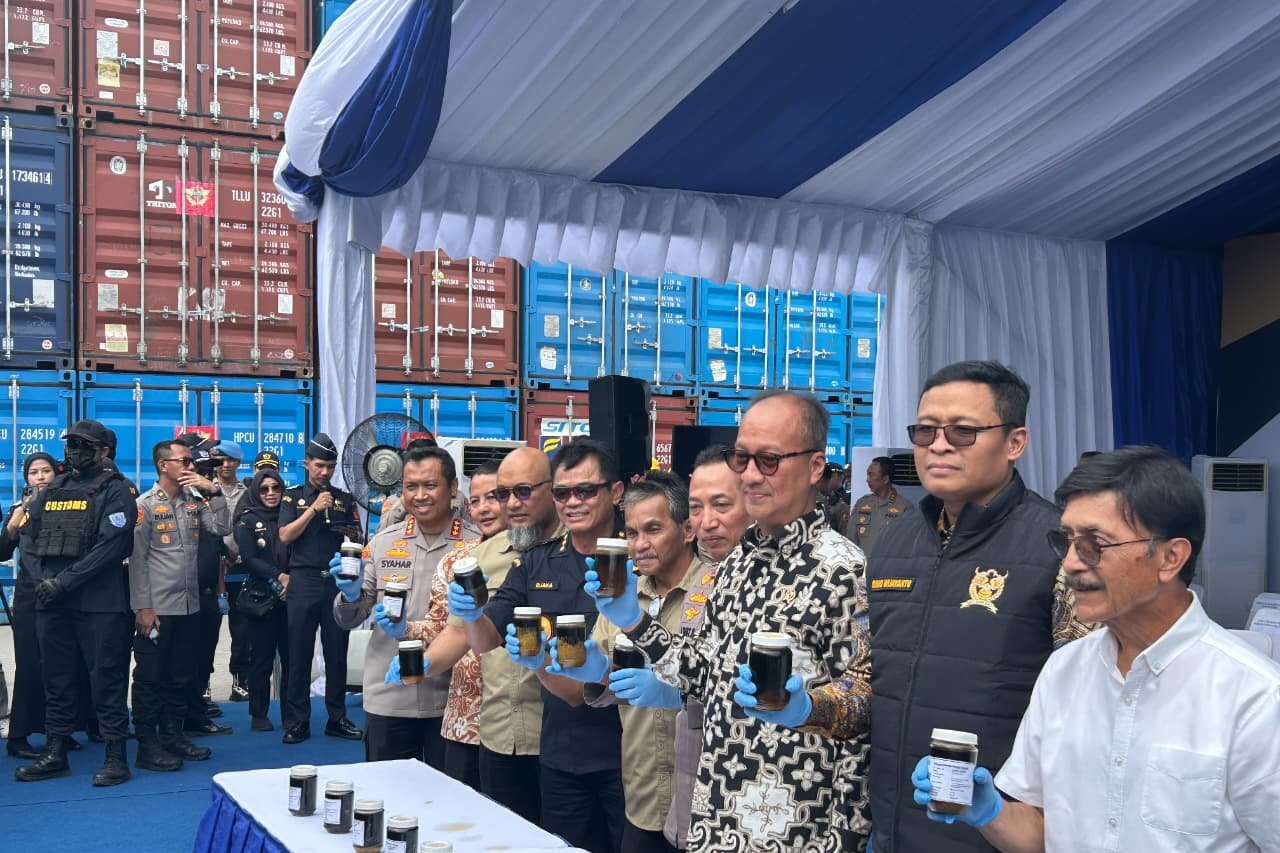 Operasi gabungan Kementerian Keuangan yang terdiri dari Direktorat Jenderal Bea dan Cukai (DJBC) dan Direktorat Jenderal Pajak serta Satgassus Polri b