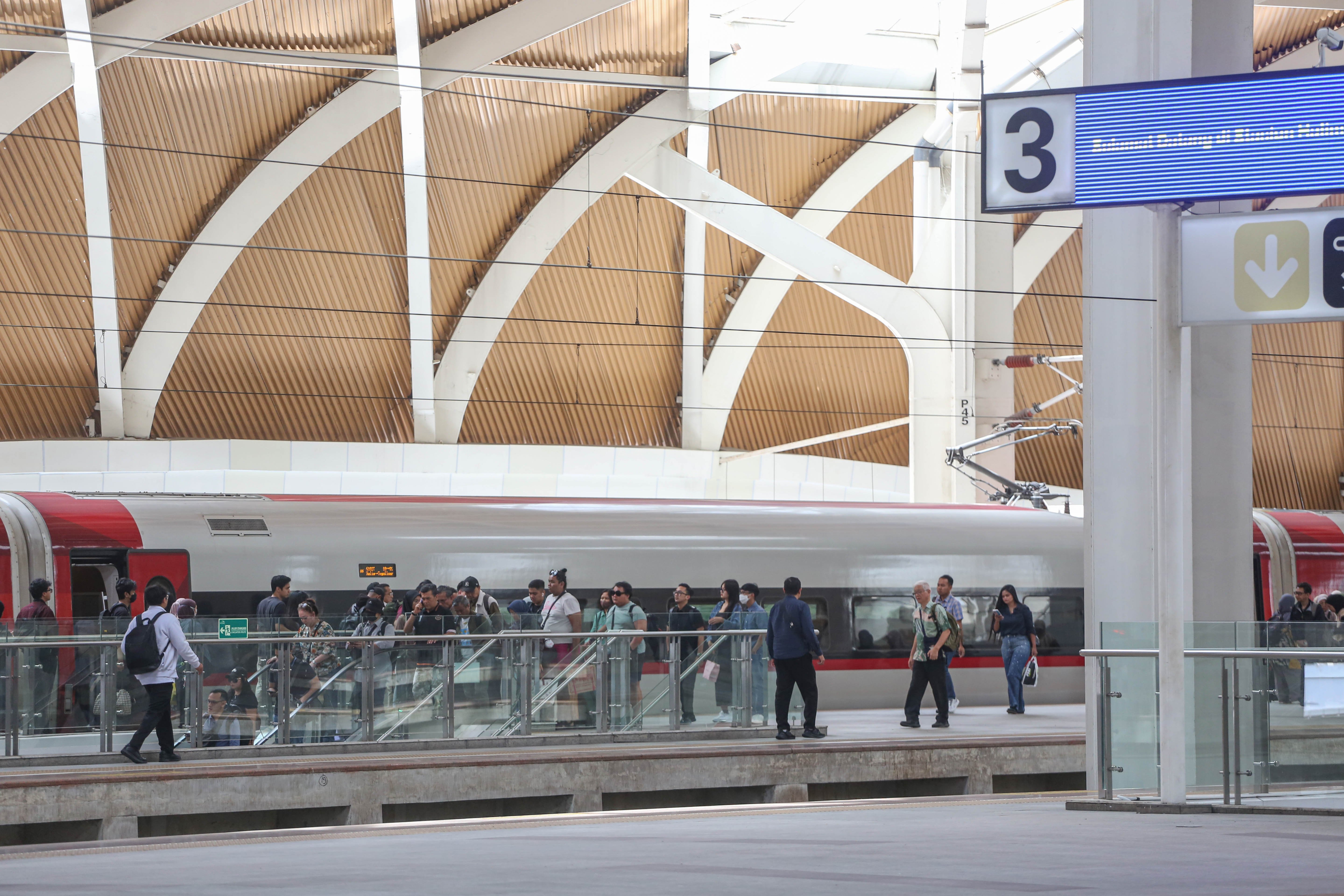 Penumpang turun dari Kereta Cepat Woosh setelah tiba di Stasiun Halim, Jakarta, Senin (10/11/2025). Komisi Pemberantasan Korupsi (KPK) tetap melanjutkan penyelidikan atas dugaan tindak pidana korupsi proyek kereta cepat Jakarta-Bandung atau Whoosh, walaupun Presiden Prabowo Subianto menyatakan akan bertanggung jawab atas kerugian proyek itu. 
