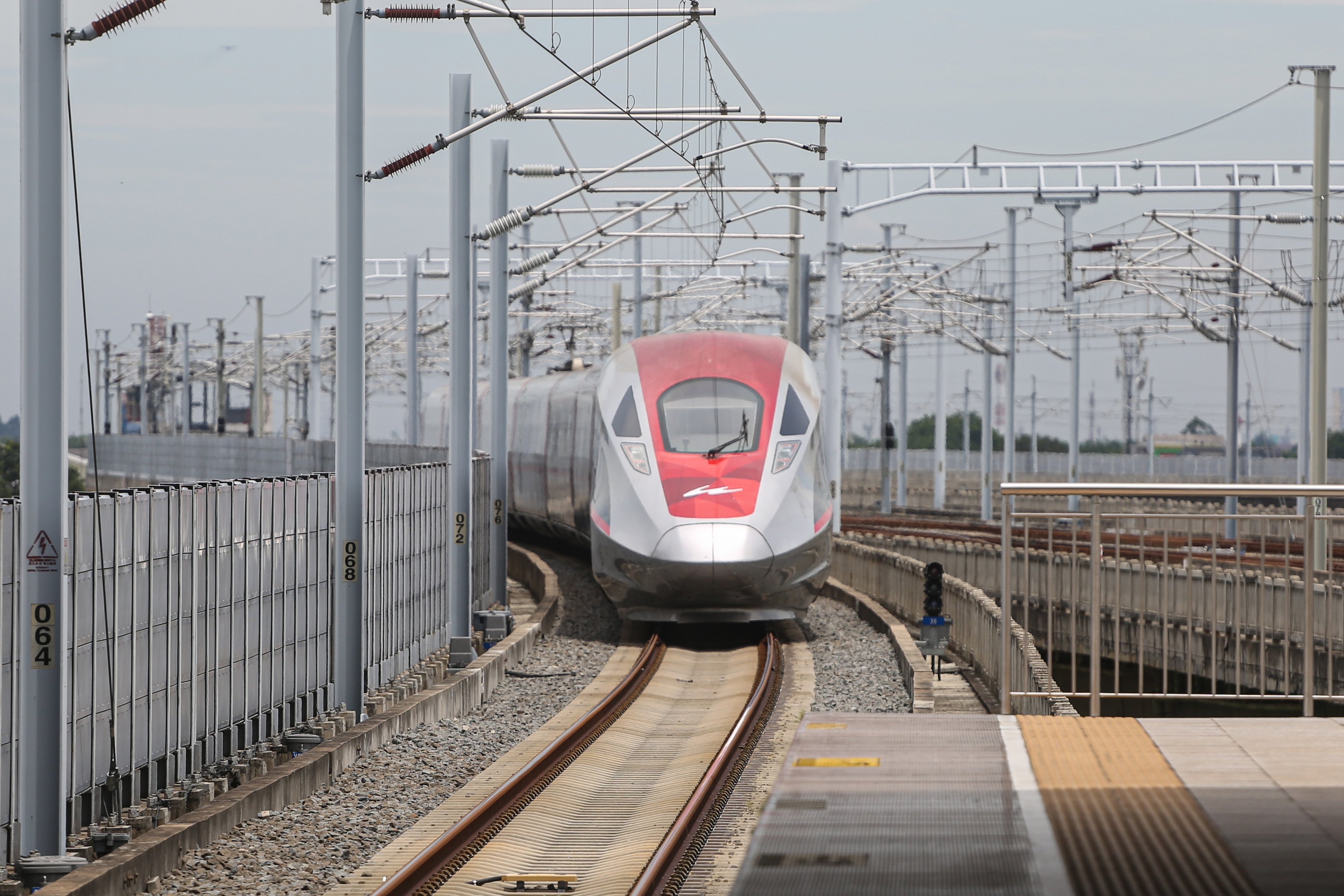Kereta Cepat Woosh berangkat dari Stasiun Halim menuju Bandung, Senin (10/11/2025). Komisi Pemberantasan Korupsi (KPK) tetap melanjutkan penyelidikan atas dugaan tindak pidana korupsi proyek kereta cepat Jakarta-Bandung atau Whoosh, walaupun Presiden Prabowo Subianto menyatakan akan bertanggung jawab atas kerugian proyek itu. 