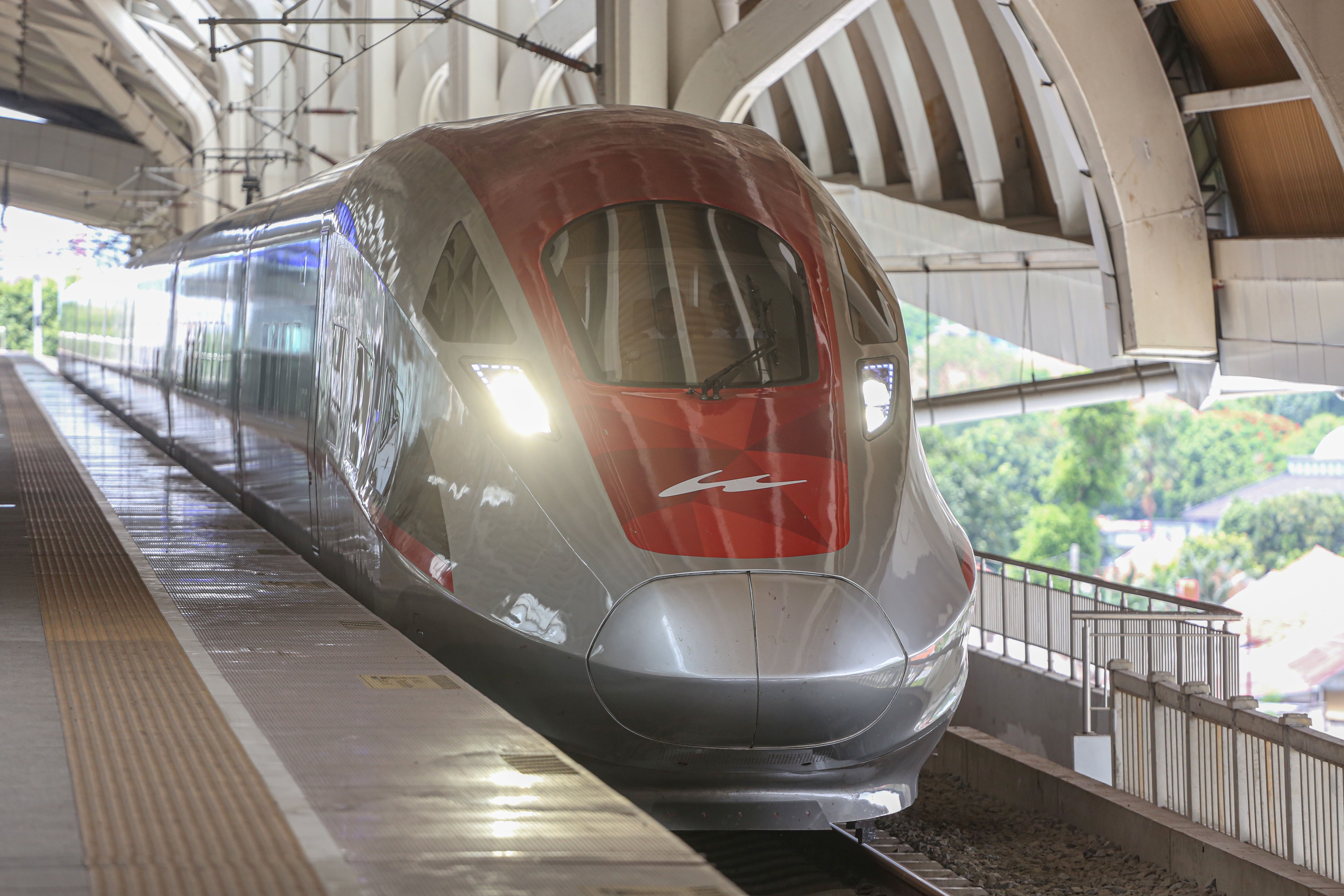 Kereta Cepat Woosh berangkat dari Stasiun Halim menuju Bandung, Senin (10/11/2025). Komisi Pemberantasan Korupsi (KPK) tetap melanjutkan penyelidikan atas dugaan tindak pidana korupsi proyek kereta cepat Jakarta-Bandung atau Whoosh, walaupun Presiden Prabowo Subianto menyatakan akan bertanggung jawab atas kerugian proyek itu. 