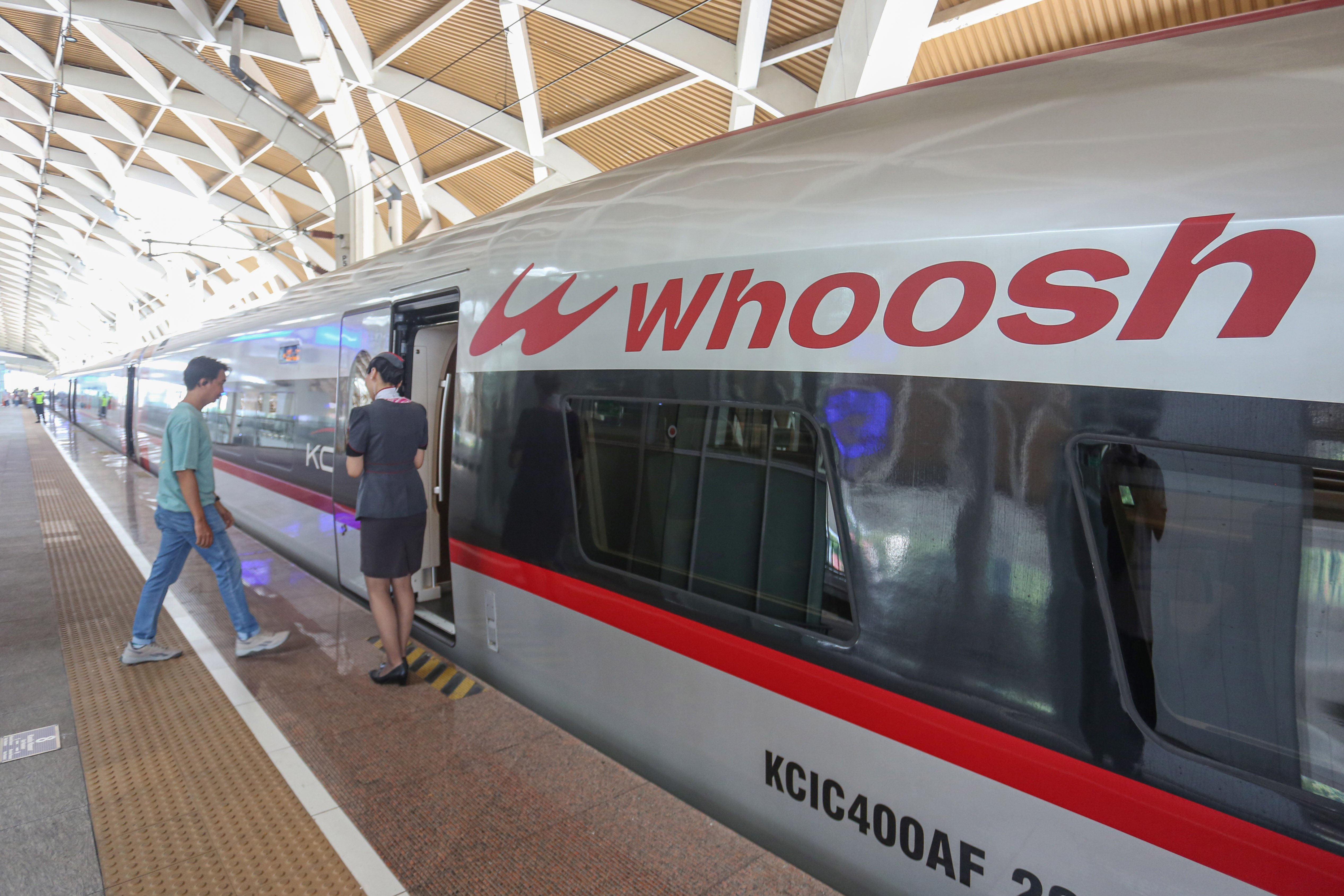 Penumpang berjalan menuju Kereta Cepat Woosh di Stasiun Woosh Halim, Jakarta, Senin (10/11/2025). Komisi Pemberantasan Korupsi (KPK) tetap melanjutkan penyelidikan atas dugaan tindak pidana korupsi proyek kereta cepat Jakarta-Bandung atau Whoosh, walaupun Presiden Prabowo Subianto menyatakan akan bertanggung jawab atas kerugian proyek itu.