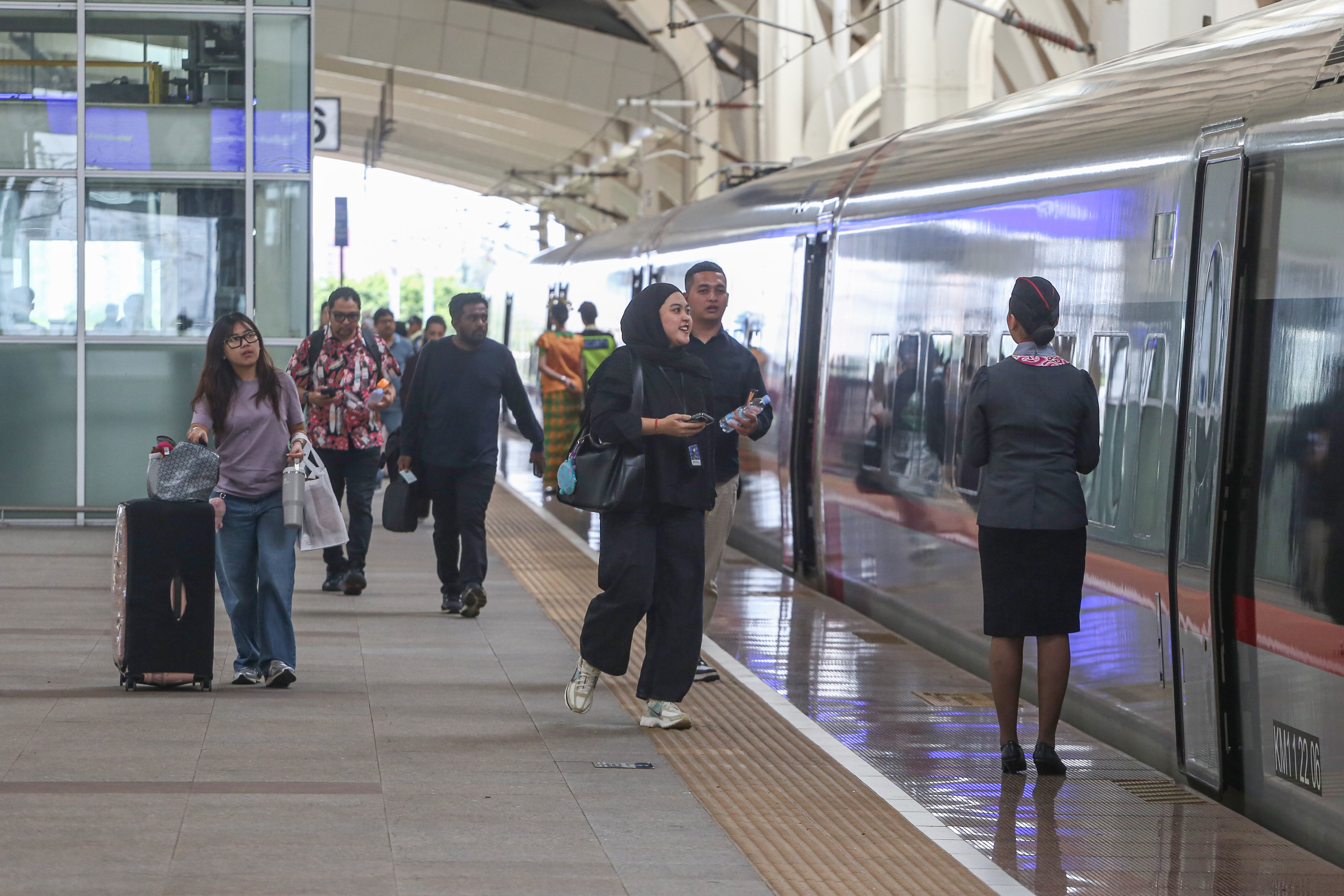 Penumpang berjalan menuju Kereta Cepat Woosh di Stasiun Woosh Halim, Jakarta, Senin (10/11/2025). Komisi Pemberantasan Korupsi (KPK) tetap melanjutkan penyelidikan atas dugaan tindak pidana korupsi proyek kereta cepat Jakarta-Bandung atau Whoosh, walaupun Presiden Prabowo Subianto menyatakan akan bertanggung jawab atas kerugian proyek itu.