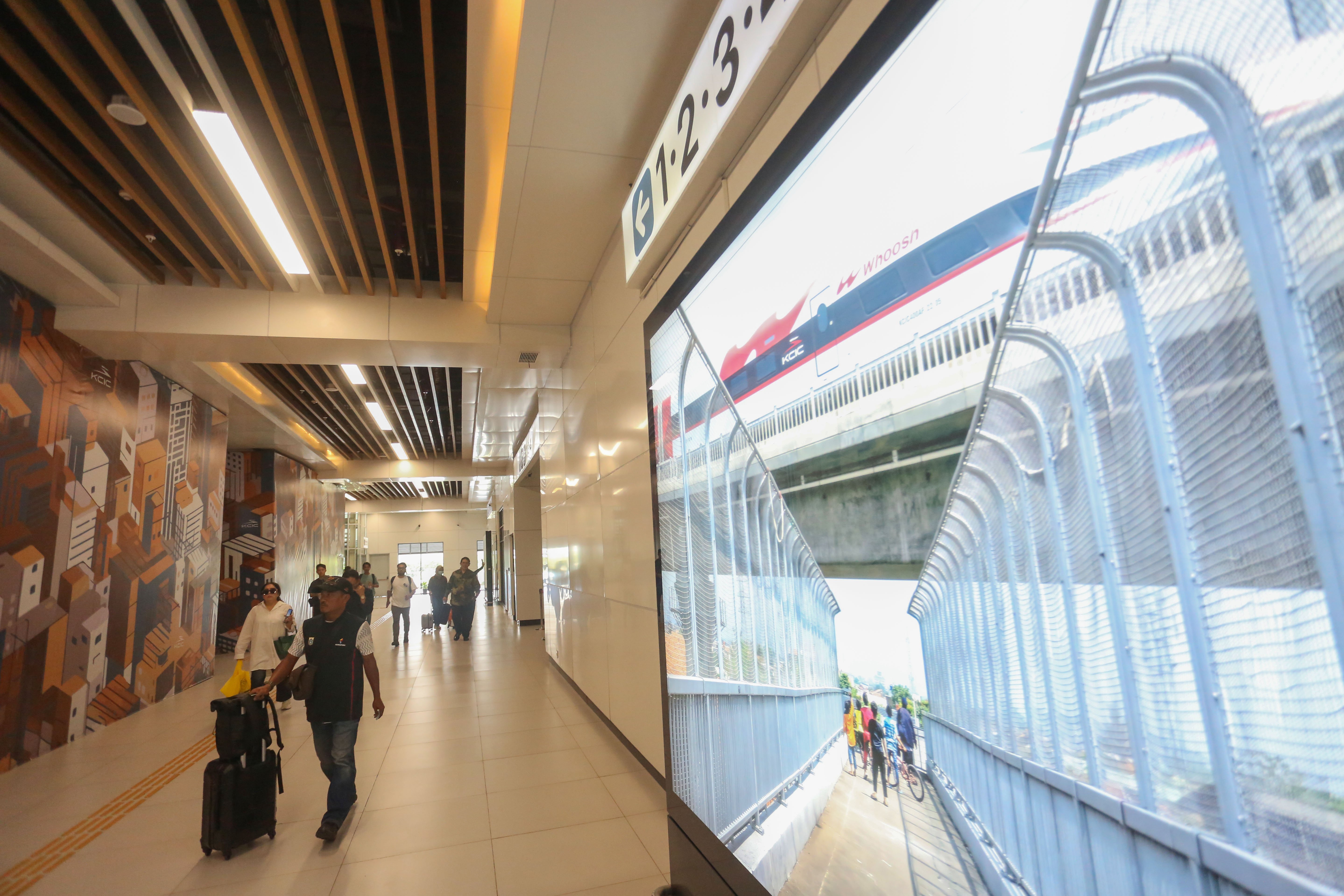 Penumpang berjalan menuju Kereta Cepat Woosh di Stasiun Woosh Halim, Jakarta, Senin (10/11/2025). Komisi Pemberantasan Korupsi (KPK) tetap melanjutkan penyelidikan atas dugaan tindak pidana korupsi proyek kereta cepat Jakarta-Bandung atau Whoosh, walaupun Presiden Prabowo Subianto menyatakan akan bertanggung jawab atas kerugian proyek itu.